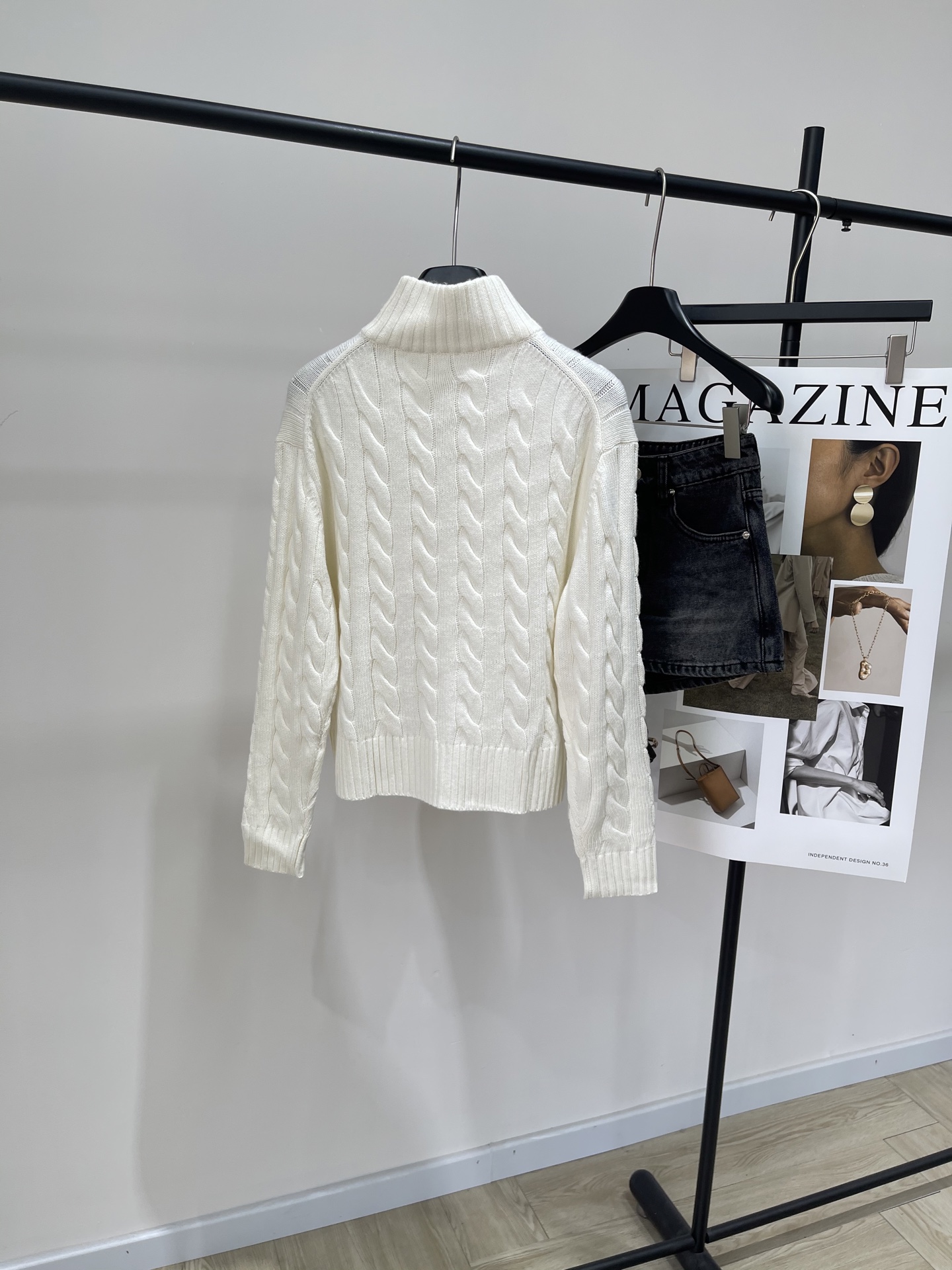 【polo小马刺绣半拉链麻花毛衣】🔺，面料：棉羊毛混纺颜色：米白老钱风穿搭还得是拉夫劳伦这件半拉链毛衣上