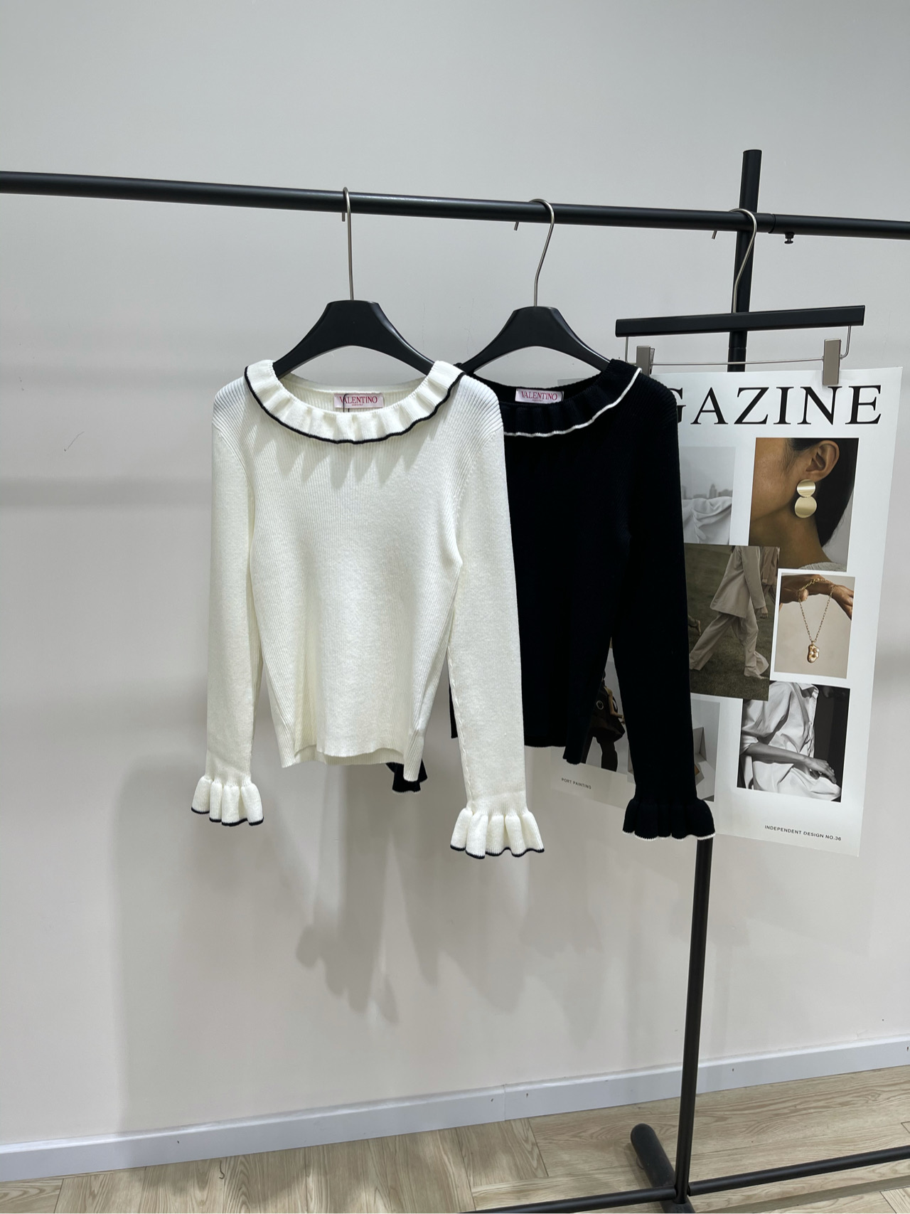 NO:459904,a【VT black and white lotus leaf lace round neck long-sleeved sweater】 ? , fabric wool blend color white and black wall push this issue JUE beautiful lotus leaf neck sweater! Simple autumn wardrobe BI Preparation and layering can make you look slim and charming, and it is just right to wear it. The inclusive feeling of touching the body lines and knocking the wall. The oar wool fabric is good for inclusiveness and good skin-friendly. The half-high collar design is simple and generous and not picky. The collar and cuffs are designed with ruffles, full of design. The combination is easy, and the light Song meets various occasions for daily commuting and leisure~ Flat size S shoulder width 35, bust 72 elastic, 52 length, sleeve length 58 M shoulder width 36, bust 76 elastic, 53, sleeve length 59 L shoulder width 37, bust 80 elastic, 54, sleeve length 60  Manual measurement will have 2~3cm errors within the normal range, sweaters, alexander wang19860909a【VT黑白荷叶花边圆领长袖毛衣】 ? ,面料羊毛混纺 颜色白色、黑色 墙推本期JUE美荷叶领毛衫! 殛简入秋衣橱BI备佰搭叠穿单穿都可以显瘦魅力担当 修饰身体线条敲墙包容性刚刚好的惬意感 篙弹羊毛面料,包容性敲好,柔软亲肤手感佳 半高领设计,简单大方不挑人 领口和袖口都做了荷叶边设计,设计感满满 搭配轻轻松的啦,轻淞满足日常通勤休闲各种场合~ 平铺尺码 S肩宽35,胸围72弹力,衣长52,袖长58 M肩宽36,胸围76弹力,衣长53,袖长59 L肩宽37,胸围80弹力,衣长54,袖长60 手工测量会有2~3cm误差属于正常范围,,sweaters,alexander wang,Women's clothing