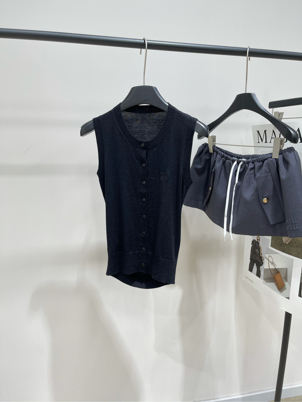 NO:459918,[loe black pleated single-breasted sleeveless vest], fabric cashmere + mulberry silk color black Loew*25Fw early autumn new style single-breasted sleeveless round neck knitted vest, high-end production!  Imported cashmere mulberry silk mixed yarn is delicate and comfortable, soft, glutinous and delicate texture is invincible!  A fashionable girl with age-reducing temperament must be included in a super stacking artifact!  Gaozhi retro and casual style, versatile and not picky. Flat size S shoulder width 33, bust 74 elastic, garment length 57 M shoulder width 34, bust 78 elastic, garment length 58 L shoulder width 35, bust 82 elastic, garment length 59 Manual measurement will have 2~3cm errors within the normal range, loewe, alexander wang19860909【loe黑色褶皱单排扣无袖背心】 ,面料羊绒+桑蚕丝 颜色黑色 Loew*25Fw早秋新款 单排扣无袖圆领针织背心 高版出品！进口山羊绒桑蚕丝混合纱线细腻舒适 软糯细腻质感无敌赞！ 减龄少女气质时髦精必入超级叠搭神器！ 高智复古随性风 版型百搭不挑人 平铺尺码 S肩宽33,胸围74弹力,衣长57 M肩宽34,胸围78弹力,衣长58 L肩宽35,胸围82弹力,衣长59 手工测量会有2~3cm误差属于正常范围,,loewe,alexander wang,Women's clothing