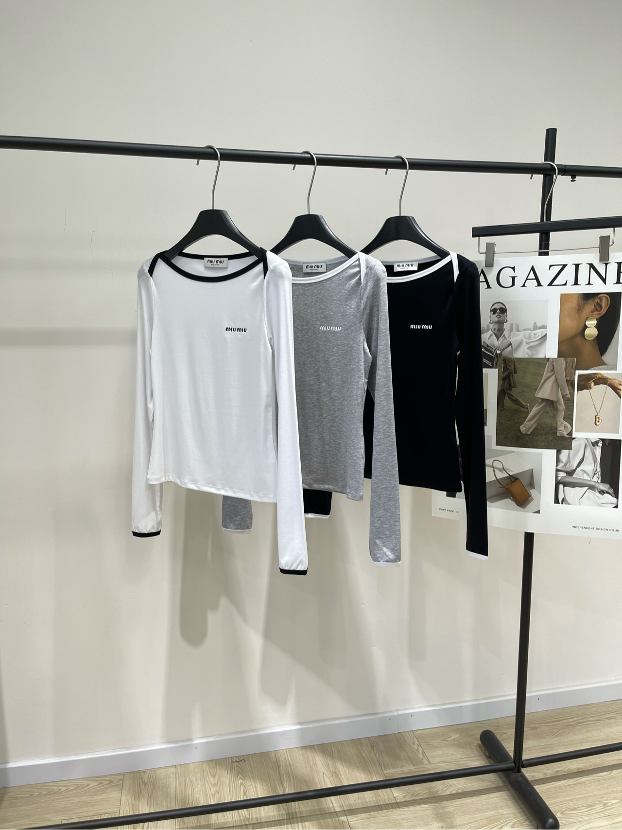 NO:459930,【M Contrast Edge Embroidery One-Ling Long Sleeve T】, Fabric Cotton + Spandex Color White, Light Gray, Black Miumi* 25Fw Early Autumn New Micro-label Embroidery One-Ling Long Sleeve Base T-shirt Collar Contrast Thread Design Decorated with high-quality letter embroidery craftsmanship, shoulder scattered splicing, elegant and refined, age-reducing, soft and cumbersome, a ready-to-wear craftsmanship, cumbersome, time-consuming, quality items, fashionable upper body, refreshing and age-reducing, recommended to buy, flat size S shoulder width 35, bust 80 elastic, garment length 52, sleeve length 65 M shoulder width 36, bust 84 elastic, garment length 53, sleeve length 66 L shoulder width 37, bust 88 elastic, garment length 54, sleeve length 67 Manual measurement will have 2~3cm errors within the normal range,,miumiu,tees, t-shirt,alexander wang19860909【M撞色边刺绣一字领长袖T】 ,面料棉+氨纶 颜色白色、浅灰、黑色 Miumi* 25Fw早秋新款 微标刺绣一字领长袖打底T恤衫 领口撞色螺纹设计 饰以高品质字母刺绣工艺  肩部错层拼接 清雅脱俗 减龄柔美 一件成衣工艺繁琐耗时 呈现品质单品 上身洋气时髦 颜色清爽减龄 推荐入手 平铺尺码 S肩宽35,胸围80弹力,衣长52,袖长65 M肩宽36,胸围84弹力,衣长53,袖长66 L肩宽37,胸围88弹力,衣长54,袖长67 手工测量会有2~3cm误差属于正常范围,,miumiu,tees，t-shirt,alexander wang,Women's clothing