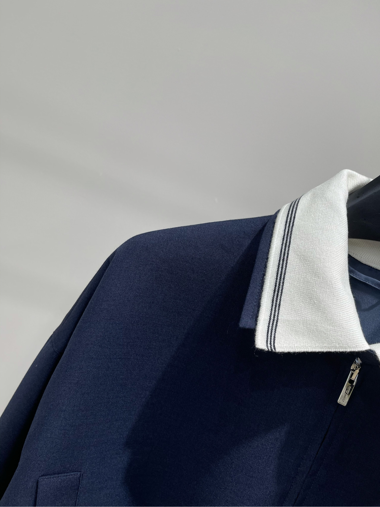 【M藏蓝白领拉链短夹克】🔺，面料：精纺棉羊毛颜色：藏蓝𝐌𝐈𝐔 𝐌𝐈*｜针织翻领拼接外套25SS早秋新款上