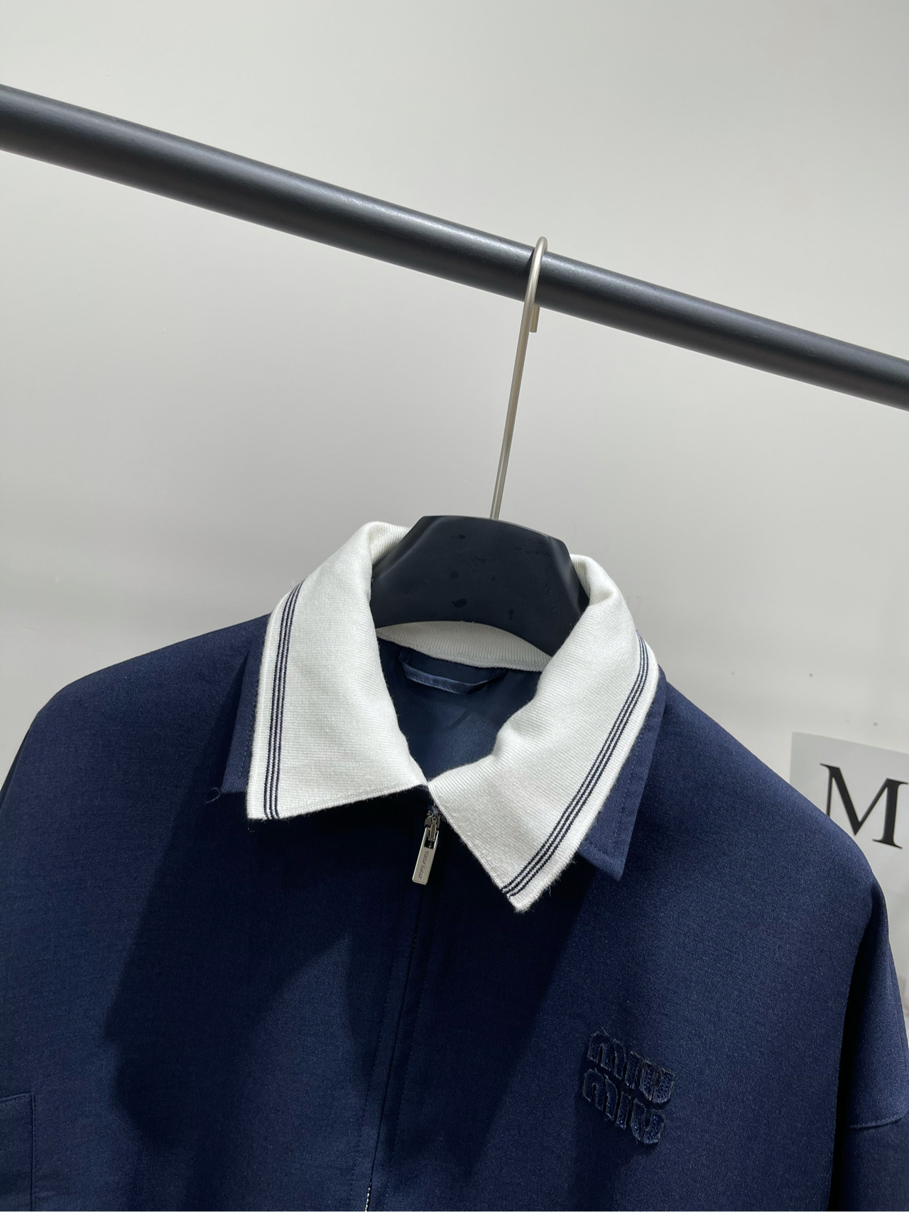 【M藏蓝白领拉链短夹克】🔺，面料：精纺棉羊毛颜色：藏蓝𝐌𝐈𝐔 𝐌𝐈*｜针织翻领拼接外套25SS早秋新款上