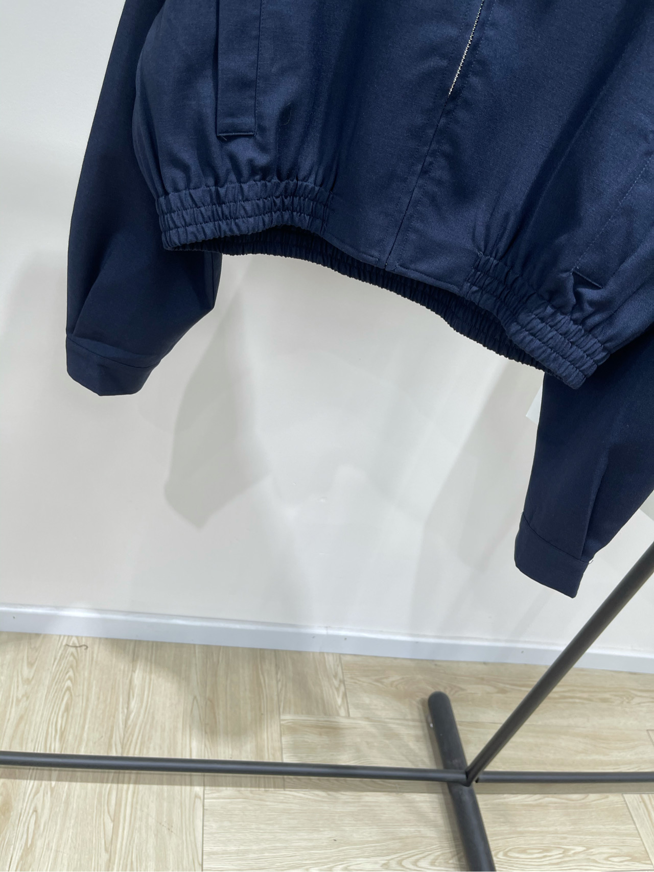 【M藏蓝白领拉链短夹克】🔺，面料：精纺棉羊毛颜色：藏蓝𝐌𝐈𝐔 𝐌𝐈*｜针织翻领拼接外套25SS早秋新款上