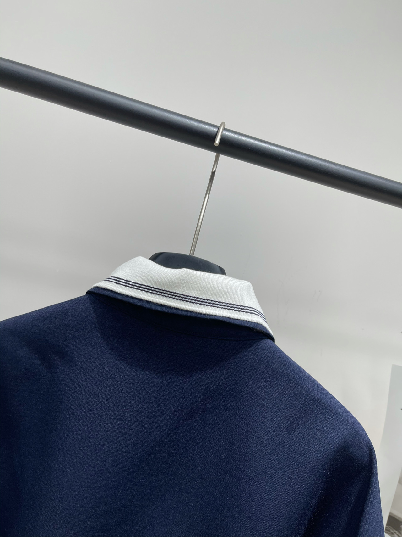 【M藏蓝白领拉链短夹克】🔺，面料：精纺棉羊毛颜色：藏蓝𝐌𝐈𝐔 𝐌𝐈*｜针织翻领拼接外套25SS早秋新款上