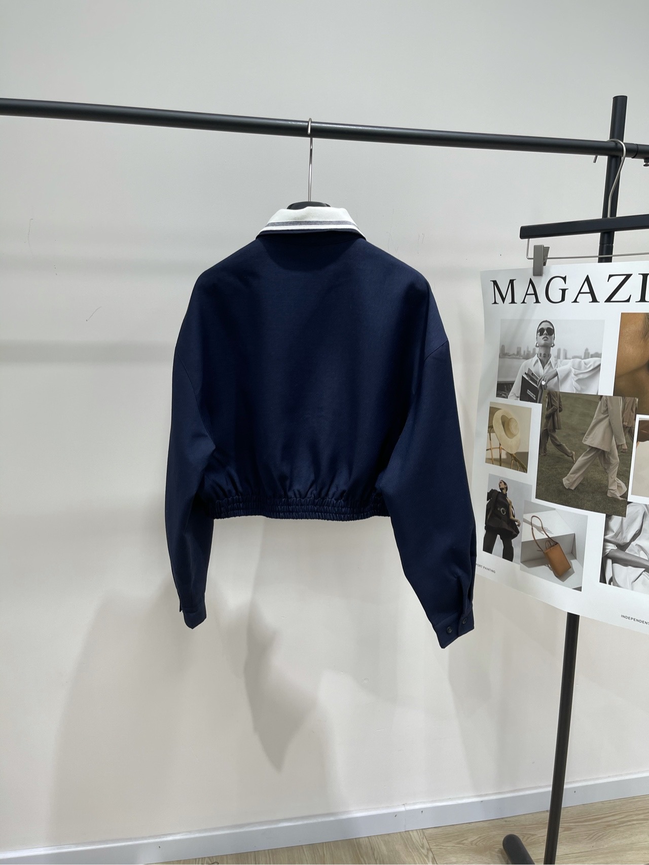 【M藏蓝白领拉链短夹克】🔺，面料：精纺棉羊毛颜色：藏蓝𝐌𝐈𝐔 𝐌𝐈*｜针织翻领拼接外套25SS早秋新款上