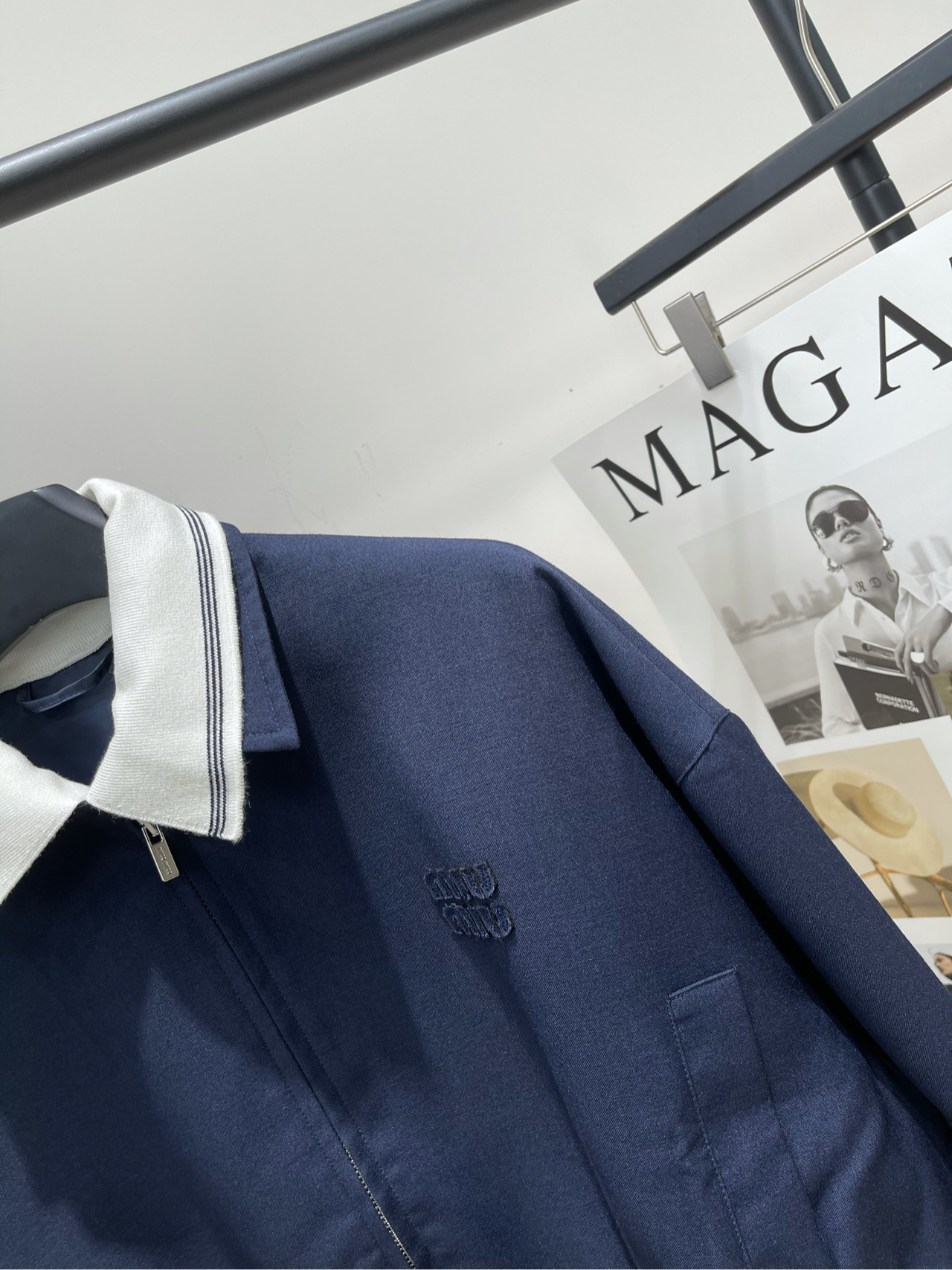 【M藏蓝白领拉链短夹克】🔺，面料：精纺棉羊毛颜色：藏蓝𝐌𝐈𝐔 𝐌𝐈*｜针织翻领拼接外套25SS早秋新款上