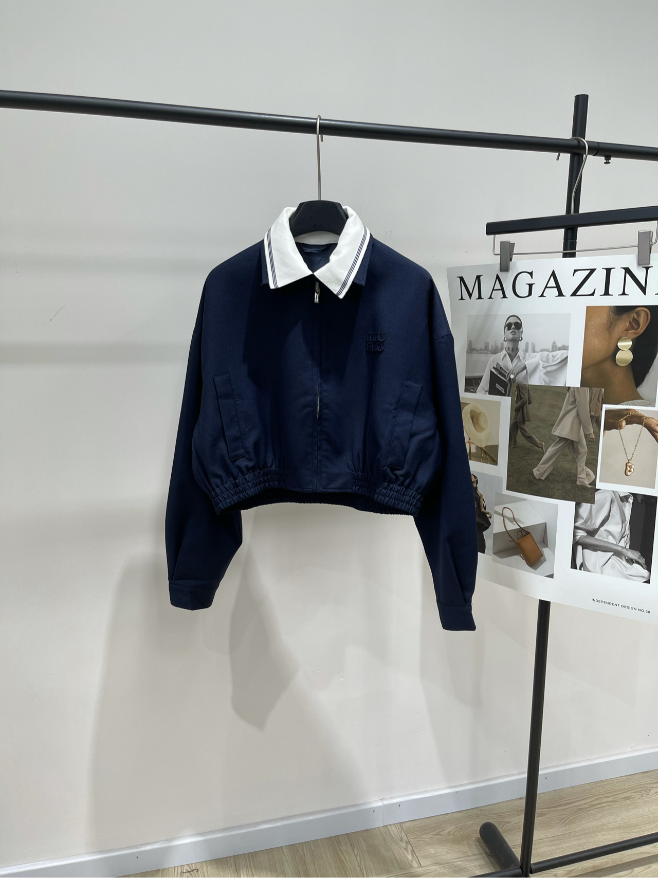 NO:459949,[M hidden blue white collar zippered short jacket] ?, fabric worsened cotton wool, color hidden blue *｜Knitted lapel splicing jacket 25SS early autumn new model is available!  Knitted contrasting zipper jacket Casual sports style, chest brand logo Short waist-hugging style, side pockets, zipper opening and closing Fall shoulder cut easily outlines slack lines Open-cut zipper adjustment with collar black and white stripes contrasting color design Add a sense of styling layering The chest embellishes the iconic letter logo decoration to highlight the brand tone Elastic elastic cuff hem details treatment Flat size S shoulder width 57, bust 114, 48, sleeve length 54 M shoulder width 58, bust 118, 49, sleeve length 55 L shoulder width 59, bust 122, 50, sleeve length 56 Manual measurement will have 2~3cm errors within the normal range, Jackets & coats, Jackets & coats, alexander wang19860909【M藏蓝白领拉链短夹克】 ? ,面料精纺棉羊毛 颜色藏蓝 *｜针织翻领拼接外套 25SS早秋新款上新！ 针织撞色拼接拉链外套 休闲运动风,胸前品牌徽标 短款收腰款式,侧边口袋,拉链开合 落肩裁剪轻松勾勒松弛感线条 开襟拉链调节配合领边黑白条纹撞色设计  增添造型层次感  胸前点缀标志性字母徽标装饰  彰显品牌调性 弹力松紧袖口下摆包边细节处理 平铺尺码 S肩宽57,胸围114,衣长48,袖长54 M肩宽58,胸围118,衣长49,袖长55 L肩宽59,胸围122,衣长50,袖长56 手工测量会有2~3cm误差属于正常范围,,jackets & coats,jackets & coats,alexander wang,Women's clothing