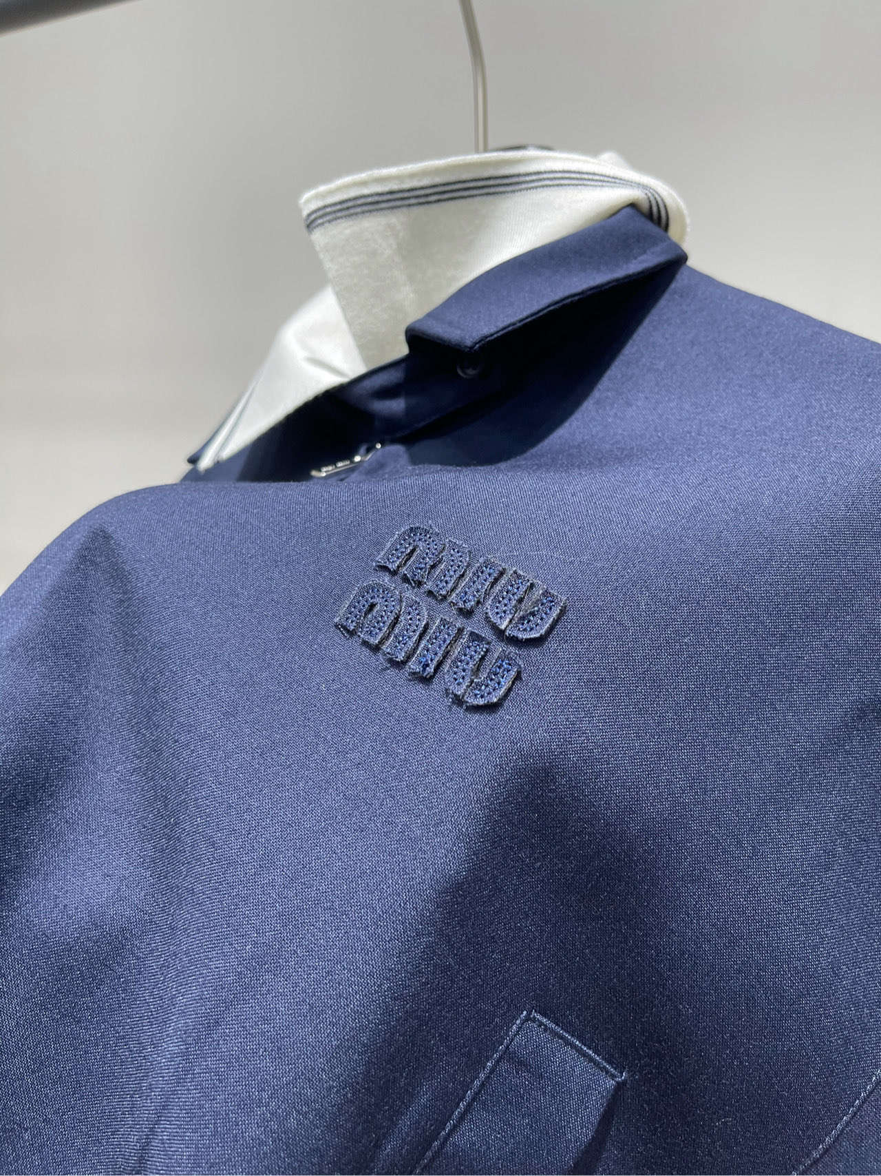 【M藏蓝白领拉链短夹克】🔺，面料：精纺棉羊毛颜色：藏蓝𝐌𝐈𝐔 𝐌𝐈*｜针织翻领拼接外套25SS早秋新款上