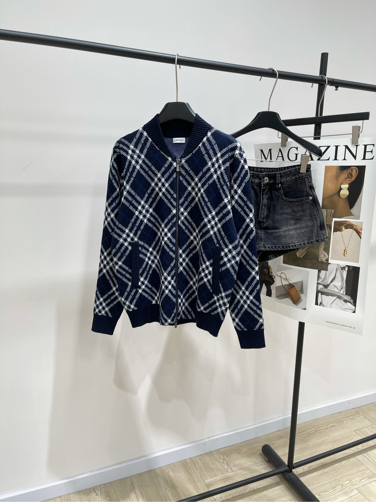 NO:463858,[bbr hid blue mesh jacquard stand-collar zipper cardigan], fabric wool blended color hidden blue Burb*rry 25Fw twill chevron blended stand-collar zipper cardigan, high-end production!  Made of selected wool cashmere-blend fabrics, presenting jacquard worsted plaid patterns, creating a refined design and weight factor, making the clothes very droopy and cardigan design make the upper body more lazy. Perfectly conform to the fashion concept of the latest series of BUR and experience the latest BUR style!  !  Men and women wear early autumn outfits. Flat size S shoulder width 40, bust 102, garment length 62, sleeve length 61 M shoulder width 41, bust 106, garment length 63, sleeve length 62 L shoulder width 42, bust 110, garment length 64, sleeve length 63. There will be 2~3cm errors in manual measurements, belong to the normal range, burberry, alexander wang19860909【bbr藏蓝网格提花立领拉链开衫】 ,面料羊毛混纺 颜色藏蓝 Burb*rry 25Fw斜纹格纹羊毛混纺立领拉链开衫 高版出品！精选羊毛羊绒混纺面料制成 呈现提花精纺的格纹图案,缔造精致设计感 以及重量的因素 让衣服非常具有垂感以及开衫的设计 让上身更具慵懒气质 完美的符合BUR最新系列风格的时尚理念 体验最新的BUR风情！！ 男女同款早秋穿搭 平铺尺码 S肩宽40,胸围102,衣长62,袖长61 M肩宽41,胸围106,衣长63,袖长62 L肩宽42,胸围110,衣长64,袖长63 手工测量会有2~3cm误差属于正常范围,,burberry,alexander wang,Women's clothing