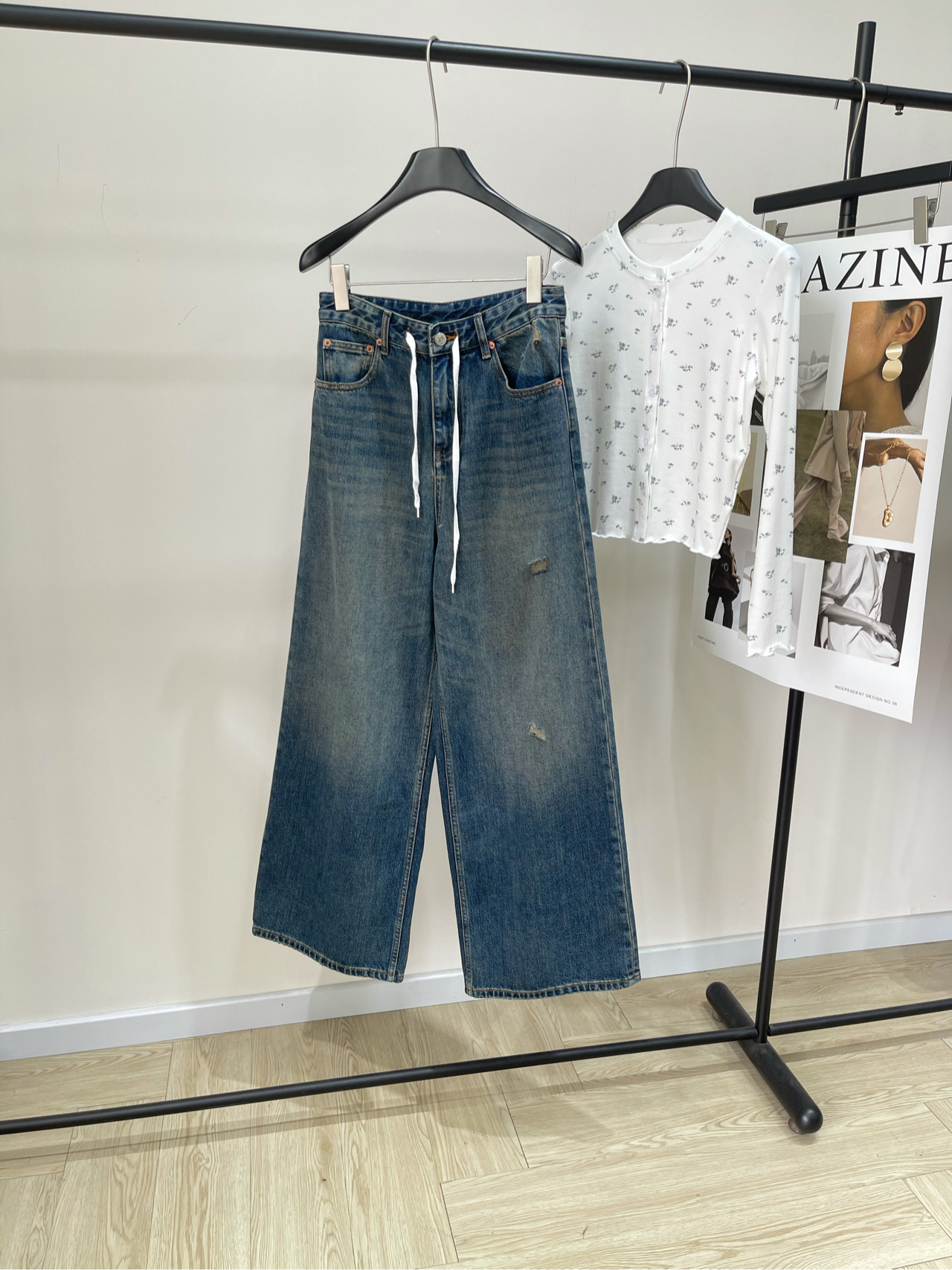 NO:465453,[mm6 retro old drawstring jeans trousers], fabric denim cotton, color retro dark blue 25FW, micro-ripped old washing waist wide-leg jeans, micro-ripped old washing waist wide-leg jeans | The slack feeling that comes out of old times This micro-ripped old washing waist wide-leg jeans is a perfect fusion of retro and slack feeling. Pure cotton material comes with a gentle filter, skin is fit and breathable, like wearing lazy afternoon sunshine on the body. The old washing technology gives the jeans a unique color. The depth and shade are intertwined, which is a sense of story settled by time. The micro-ripped design is restrained and exquisite, without deliberate incompleteness. It is a casual footnote. The waist ropes and straps add details and can be adjusted freely outline the slack waistline, allowing neatness and laziness to coexist. The wide-leg tailoring hides the flesh and shows aura.  The trouser legs are swaying lightly during walking, as if they are putting the poetry of the old days into the folds. Flat size XS waist 68, hip 94, trouser length 103 S waist 72, hip 98, trouser length 104 M waist 76, hip 102, trouser length 105 Manual measurement will have 2~3cm errors within the normal range, masion margiela, jeans, alexander wang19860909【mm6复古做旧抽绳牛仔长裤】 ,面料牛仔棉 颜色复古深蓝 25FW 微破洞做旧水洗系腰阔腿牛仔裤 微破洞做旧水洗系腰阔腿牛仔裤 | 旧时光里走出的松弛感 这条微破洞做旧水洗系腰阔腿牛仔裤 是复古与松弛感的完美融合 纯棉材质自带温柔滤镜 贴肤又透气,像把慵懒的午后阳光穿在身上 做旧水洗工艺赋予牛仔独特色泽 深浅交织间,是时光沉淀的故事感 微破洞设计克制又精巧,不刻意的残缺 恰是随性的注脚 系腰绳带增添细节,可自由调节 勾勒出松弛腰线,让利落与慵懒共存 阔腿剪裁藏肉又显气场 行走间裤管轻摆,似将旧时光的诗意都收进褶皱里 平铺尺码 XS腰围68,臀围94,裤长103 S腰围72,臀围98,裤长104 M腰围76,臀围102,裤长105 手工测量会有2~3cm误差属于正常范围,,masion margiela,jeans,alexander wang,Women's clothing