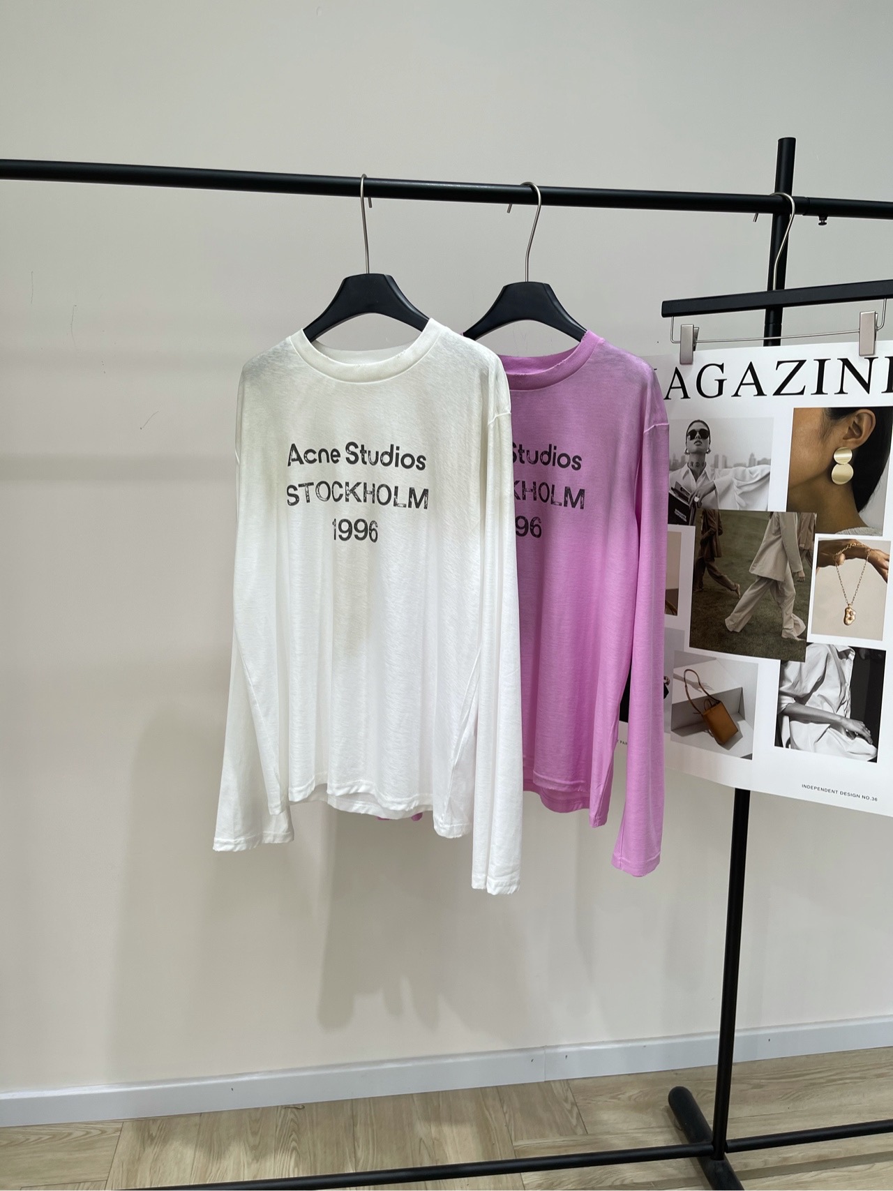 NO:463864,【AC Gradient Letter Print Long Sleeve T】, fabric is all cotton, color beige and pink purple, a new interpretation of the classic version of the 1996 long sleeve T, the New Year's bell is about to ring, the limited edition tie-dye pink purple 1996 is here as promised. This long sleeve, with gray and white gradient design, exudes a retro charm, the old English letter printing is faintly, adding a bit of luxury and elegance to this long sleeve. This is a new interpretation of the classic version, classic but unique, and exquisite taste is revealed in casual and lazy. Flat size S shoulder width 50, bust 116, 66, sleeve length 66 M shoulder width 51, bust 120, 67, sleeve length 67 L shoulder width 52, bust 124, 6t, sleeve length 68. There will be 2~3cm errors in manual measurements, belong to the normal range,, alexander  wang19860909【AC渐变字母印花长袖T】 ,面料全棉 颜色米白、粉紫 限定版渐变色1996长袖T经典款的全新演绎, 新年的钟声即将敲响 限定版扎染粉紫色1996如约而至 这款长袖,以灰白渐变做旧设计 散发着复古的韵味 做旧英文字母印花若隐若 为这件长袖增添了几分奢华与高雅 这是经典款的全新演绎 经典却独特,休闲慵懒中流露出精致的品味 平铺尺码 S肩宽50,胸围116,衣长66,袖长66 M肩宽51,胸围120,衣长67,袖长67 L肩宽52,胸围124,衣长6t,袖长68 手工测量会有2~3cm误差属于正常范围,,alexander wang,Women's clothing