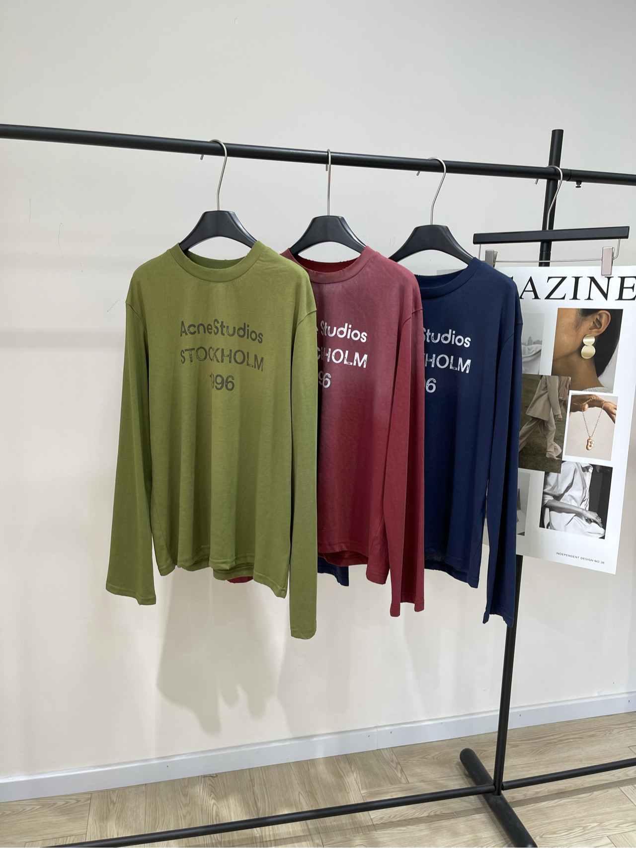 NO:463878,【AC Aged Gradient Letter Print Long Sleeve T】 2, fabric is cotton, color olive green, wine red, hidden blue, limited edition Gradient color 1996 Long Sleeve T classic interpretation, New Year's bell is about to ring, Limited edition tie-dyed retro color matching 1996 arrives as promised This long sleeve, with a gradient design, exudes a retro charm, old English letter printing is faintly, adding a bit of luxury and elegance to this long sleeve This new interpretation of the classic model is classic but unique, revealing exquisite taste in casual laziness Flat size S shoulder width 50, bust 116, 66, sleeve length 66 M shoulder width 51, bust 120, 67, sleeve length 67 L shoulder width 52, bust 124, 6t, sleeve length 68  Manual measurement will have 2~3cm errors within the normal range, alexander wang19860909【AC做旧渐变字母印花长袖T】 2,面料全棉 颜色橄榄绿、酒红、藏蓝 限定版渐变色1996长袖T经典款的全新演绎, 新年的钟声即将敲响 限定版扎染复古配色1996如约而至 这款长袖,以渐变做旧设计 散发着复古的韵味 做旧英文字母印花若隐若 为这件长袖增添了几分奢华与高雅 这是经典款的全新演绎 经典却独特,休闲慵懒中流露出精致的品味 平铺尺码 S肩宽50,胸围116,衣长66,袖长66 M肩宽51,胸围120,衣长67,袖长67 L肩宽52,胸围124,衣长6t,袖长68 手工测量会有2~3cm误差属于正常范围,,alexander wang,Women's clothing