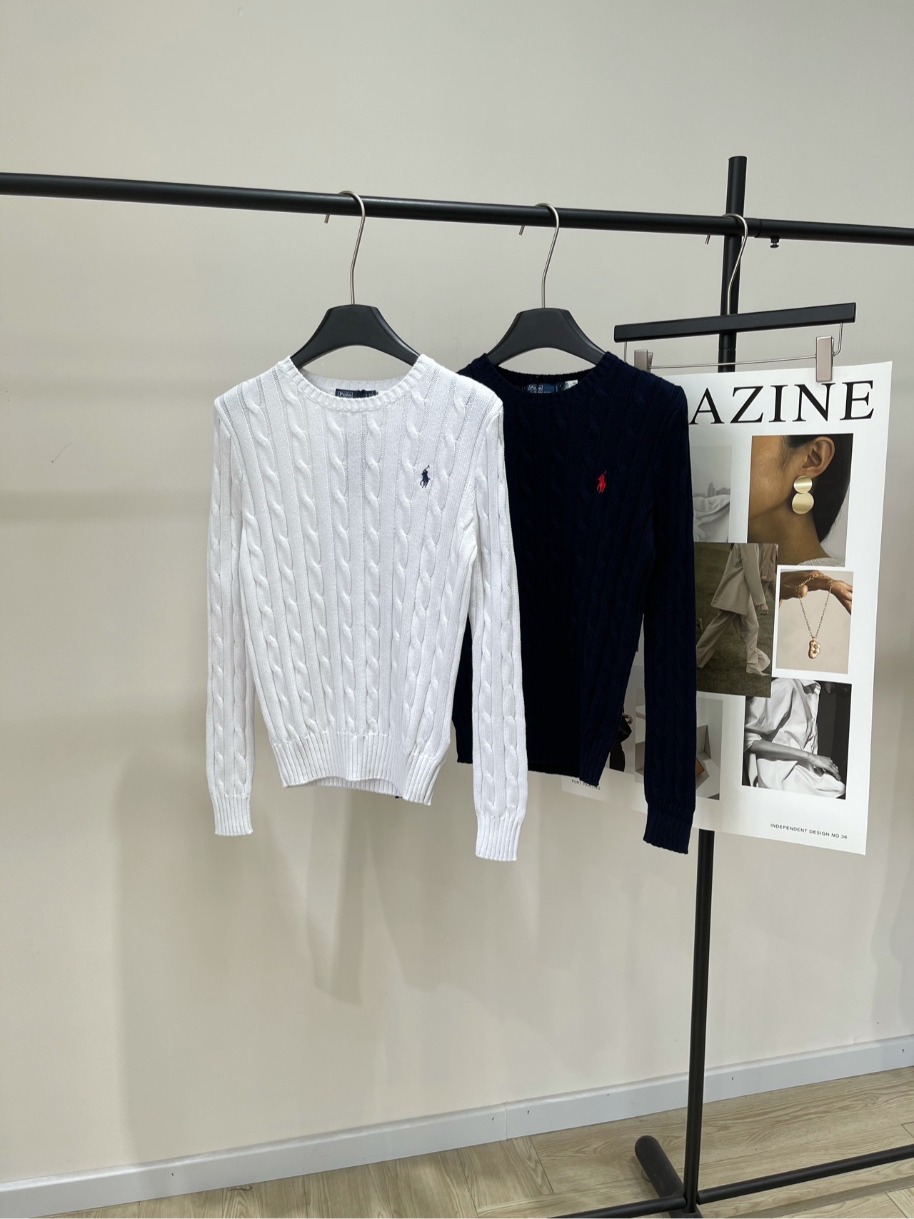 NO:463892,【polo war horse embroidered round neck pullover sweater】, fabric is all cotton, color, white, and hidden blue pure cotton wool Ralph Lauren Polo small-label war horse embroidered round neck sweater Pink yarn pure cotton material, suitable for close body without foreign objects, super skin-friendly and comfortable!  The correct version of the small label corresponds to!  Different from other currency series. It is a series that is super difficult to buy after becoming popular, and it is hard to find on the official website!  Simple and practical wear, lazy and loose feeling, thickened fabric has a more texture, soft and delicate touch, loose style, whether it is single or layered, a simple piece can create a fashionable feeling of different styles!  Flat size S shoulder width 37, bust 84 elastic, garment length 55, sleeve length 60 M shoulder width 38, bust 88 elastic, garment length 56, sleeve length 61 L shoulder width 39, bust 92 elastic, garment length 57, sleeve length 62 Manual measurement will have 2~3cm errors within the normal range, loro piano, sweaters, alexander wang19860909【polo战马刺绣圆领套头毛衣】,面料全棉 颜色、白色、藏蓝 纯棉毛线Ralph Lauren拉夫劳伦 Polo小标战马刺绣麻花圆领毛衣 细纱麻花纯棉材质,适合贴身无异物感 超级亲肤舒适！ 小标正确版本对应！区别其他通货 爆红之后超级难买的系列,官网一件难求！ 简单实穿慵懒宽松感,加厚面料更有质感 手感柔软细腻 版型宽松,不管是单穿还是叠穿 简单一件就能穿出不同风格的时尚感！ 平铺尺码 S肩宽37,胸围84弹力,衣长55,袖长60 M肩宽38,胸围88弹力,衣长56,袖长61 L肩宽39,胸围92弹力,衣长57,袖长62 手工测量会有2~3cm误差属于正常范围,,loro piana,sweaters,alexander wang,Women's clothing