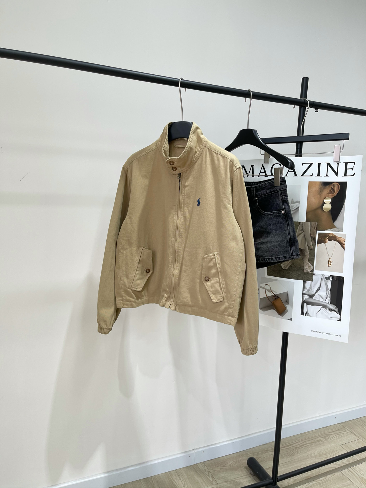 NO:463906,[Laf Khaki stand collar old cadre jacket], fabric is cotton, color khaki, early autumn jacket outfit!  I can't extricate myself from the old Qianfeng!  Ralph Laur*n 25Fw autumn and winter new style, classic pony embroidered old-fashioned jacket, recommended by many top-fit ​​bloggers, the style lapel zipper windproof design of Harrington jacket, perfect combination of casual style and street trend elements, very suitable for neutral outfits. The fabric of the jacket is very good and comfortable to wear. It is a very versatile trendy jacket with exquisite embroidery, seasonal evergreen style, and the retro is never out of date!  Flat size S shoulder width 45, bust 116, garment length 57, sleeve length 59 M shoulder width 46, bust 120, garment length 58, sleeve length 60 L shoulder width 47, bust 124, garment length 59, sleeve length 61 Manual measurement will have 2~3cm errors within the normal range, loro piano, jackets & coats, jackets & coats, alexander wang19860909【拉夫卡其色立领老干部夹克】 ,面料全棉 颜色卡其色 早秋夹克穿搭！沉迷于老钱风无法自拔！ Ralph Laur*n 25Fw秋冬新款 经典款小马刺绣老钱风夹克外套 众多穿搭博主上身推荐 哈林顿夹克的版型翻领拉链防风设计 休闲风格和街头潮流元素完美融合 非常适合中性 穿搭. 外套的面料质感十分出色,穿着舒适 是一款非常百搭的潮流外套 精致刺绣 四季常青款放心入手 复古永不过时！ 平铺尺码 S肩宽45,胸围116,衣长57,袖长59 M肩宽46,胸围120,衣长58,袖长60 L肩宽47,胸围124,衣长59,袖长61 手工测量会有2~3cm误差属于正常范围,,loro piana,jackets & coats,jackets & coats,alexander wang,Women's clothing