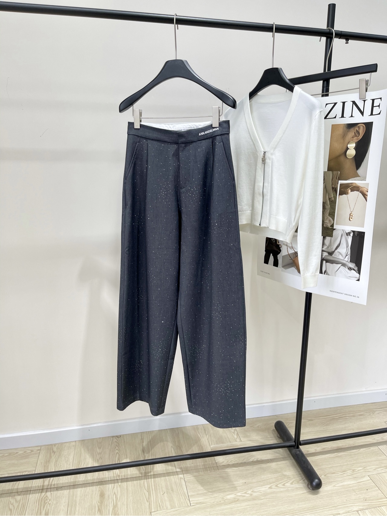 NO:463933,【Ann gray full-scalding diamond suit trousers】, fabric cotton + polyester fiber, high-end gray color ANN ANDELMAN｜Wide-leg loose casual pants full-diamond trousers full-diamond trousers High-end gray is really beautiful!  It's really the feeling I like very much. The thin feeling is particularly high-end and exquisite!  I feel that I can recommend it to every exquisite girl~ The details of the layout are also very good. Flat size S waist circumference 68, hip circumference 102, trousers length 109 M waist circumference 72, hip circumference 106, trousers length 110 L waist circumference 76, hip circumference 110, garment length 111 Manual measurement will have 2~3cm errors within the normal range, business suit, alexander wang19860909【Ann灰色满烫钻西装长裤】 ,面料人棉+聚酯纤维 颜色高级灰色 ANN ANDELMAN｜阔腿宽松休闲裤满钻西裤 满钻西裤 高级灰真的太好看啦！ 真的是我很喜欢的那种感觉 细闪的感觉特别高级而且很精致的感觉！ 感觉可以安利给每个精致的女生～ 版型细节拿捏也很到位 平铺尺码 S腰围68,臀围102,裤长109 M腰围72,臀围106,裤长110 L腰围76,臀围110,衣长111 手工测量会有2~3cm误差属于正常范围,,business suit,alexander wang,Women's clothing