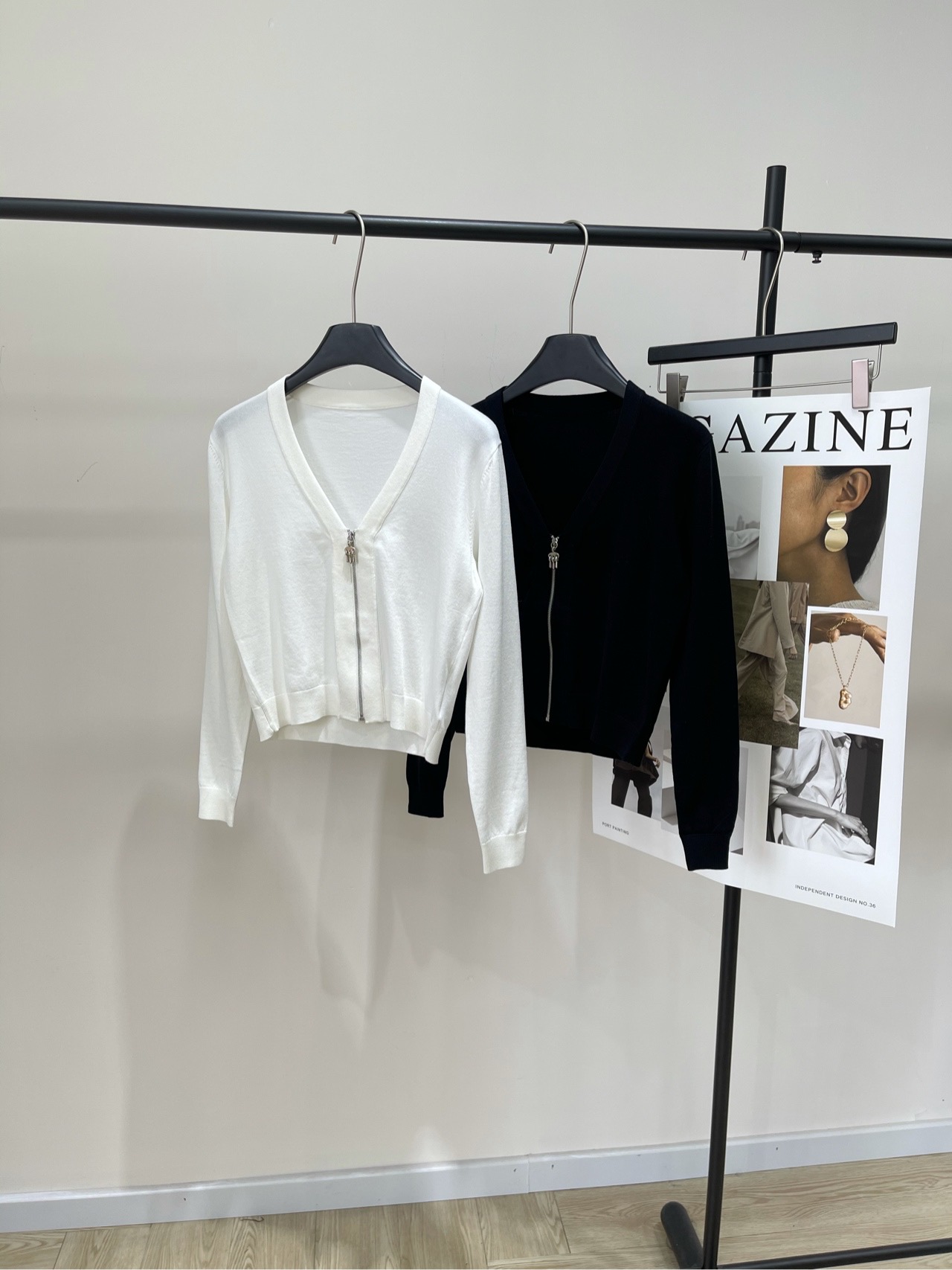 NO:463940,[HM black and white short zipper V-neck cardigan], fabric cotton + mulberry silk color white and black Hermr*25ss knitted cardigan early spring lazy atmosphere Basic black and white classic old money style minimalist two colors Custom silver zipper head V-neck short design Full screen high-end feeling ~ Flat size S shoulder width 39, bust 84 elastic, garment length 46, sleeve length 55 M shoulder width 40, bust 88 elastic, garment length 47, sleeve length 56 L shoulder width 41, bust 92 elastic, garment length 48, sleeve length 57 Manual measurement will have 2~3cm errors belong to the normal range, hermes, alexander wang19860909【HM黑白短款拉链V领开衫】 ,面料棉+桑蚕丝 颜色白色、黑色 Hermr*25ss针织开衫早春慵懒氛围感 基础黑白经典老钱风极简两色 定制银色拉链头 V领小短款设计 满屏的高级感～ 平铺尺码 S肩宽39,胸围84弹力,衣长46,袖长55 M肩宽40,胸围88弹力,衣长47,袖长56 L肩宽41,胸围92弹力,衣长48,袖长57 手工测量会有2~3cm误差属于正常范围,,hermes,alexander wang,Women's clothing