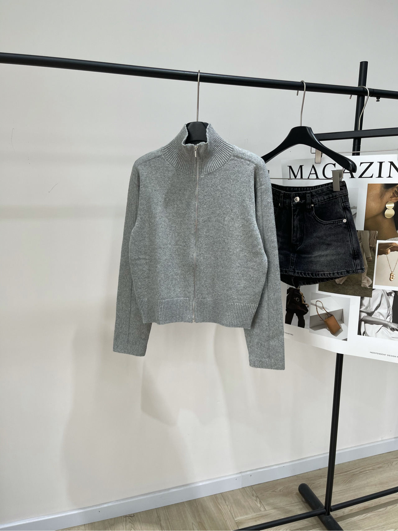 NO:463886,【JIL light gray stand-up collar zipper wool cardigan】, fabric first cut wool wool color light gray JIL SANDER's autumn and winter are really good looking. High-quality wool. The minimalist silhouette has a very casual and unfathomable realism. So it is loved by ins bloggers. Whether you wear it alone or mix it in the jacket in winter, there is an unexpected sense of fashion. The design points are still very small when you taste it. Flat size S shoulder width 46, bust 96 elasticity, 50 length, sleeve length 57 M shoulder width 47, bust 100 elasticity, 51 length, sleeve length 58 L shoulder width 48, bust 104 elasticity, 52 length, sleeve length 59 manual measurement will have 2~3cm errors within the normal range, jil sander, jackets & coats, alexander wang19860909【JIL浅灰色立领拉链羊毛开衫】 ,面料初剪绵羊毛 颜色浅灰色 JIL SANDER的秋冬真的很好看 高质感绵羊毛 极简的廓形有种很随意又不造作的真实感 所以倍受ins博主们的喜爱 冬日出街无论单穿还是混搭在外套内 都有意想不到的时髦感 细品之处设计点还是非常有的 平铺尺码 S肩宽46,胸围96弹力,衣长50,袖长57 M肩宽47,胸围100弹力,衣长51,袖长58 L肩宽48,胸围104弹力,衣长52,袖长59 手工测量会有2~3cm误差属于正常范围,,jil sander,jackets & coats,alexander wang,Women's clothing