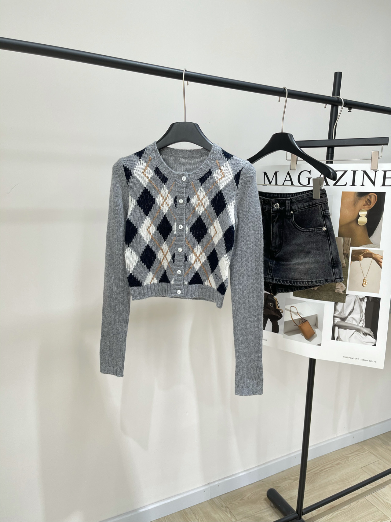 NO:465460,[P gray square plaid cashmere short cardigan], cashmere fabric color gray *｜ diamond button cardigan original development, high-end production 25SS early autumn new model is available!  Intensive knitted round-neck diamond button cardigan Black and white diamonds are intertwined on the clothes. Small slim fit style can be salty or sweet. The logo embellishment on the left side of the hem shows the brand characteristics. Flat size S shoulder width 35, bust 72 elasticity, garment length 42, sleeve length 66 M shoulder width 36, bust 76 elasticity, garment length 43, sleeve length 67 L shoulder width 37, bust 80 elasticity, garment length 44, sleeve length 68. Manual measurement will have 2~3cm errors that fall within the normal range, alexander wang19860909【P灰色方块格子羊绒短开衫】 ,面料羊绒 颜色灰色 *｜菱格纽扣开衫 原版开发,高端出品 25SS早秋新款上新！ 密集针织圆领菱格纽扣开衫 黑白菱格在衣服上交织 小版型修身款可盐可甜 下摆左侧logo徽标点缀彰显品牌特征 平铺尺码 S肩宽35,胸围72弹力,衣长42,袖长66 M肩宽36,胸围76弹力,衣长43,袖长67 L肩宽37,胸围80弹力,衣长44,袖长68 手工测量会有2~3cm误差属于正常范围,,alexander wang,Women's clothing