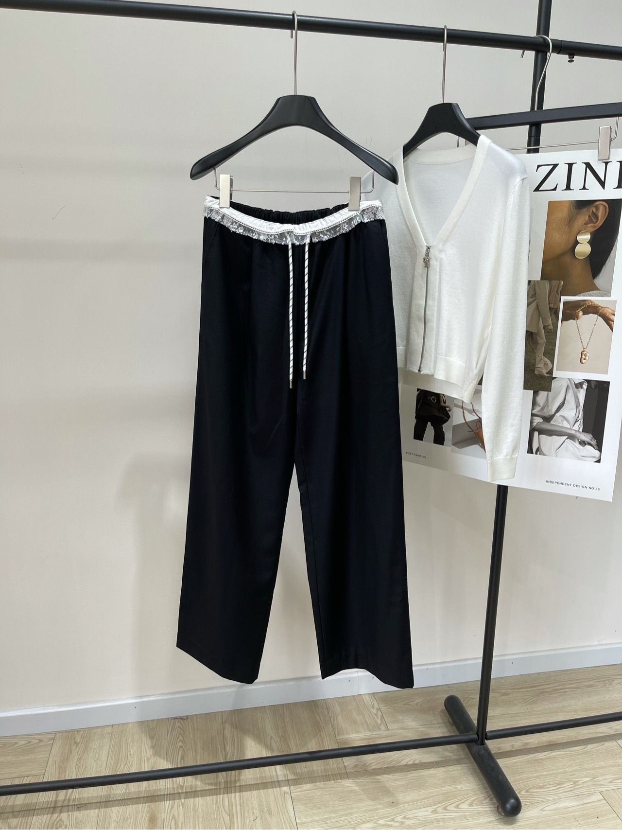 NO:465474,[Her black and white lace drawstring suit trousers], fabric polyester fiber + viscose fiber, color black Herlian/25 spring and summer new niche design hot girl, spliced ​​lace edge slim suit trousers, a must-have item for early autumn~ Exquisite lace lace waist contrast design Customized contrast drawstring decoration Really sweet and spicy, elastic waist Loose style is not picky, lazy trousers versatile artifact Flat size S waist 68 elastic, hip 106, trouser length 103 M waist 72 elastic, hip 110, trouser length 104 L waist 76 elastic, hip 114, trouser length 105 Manual measurement will have 2~3cm errors within the normal range, business suit, alexander wang19860909【Her黑白蕾丝边抽绳西装长裤】 ,面料聚酯纤维+粘胶纤维 颜色黑色 Herlian/25年春夏新款小众设计感辣妹 拼接蕾丝边显瘦西装裤 早秋必入的单品～ 精致蕾丝花边腰撞色设计 定制撞色抽绳装饰 真的又甜又辣,松紧腰 宽松版型不挑人,慵懒长裤 百搭神器 平铺尺码 S腰围68弹力,臀围106,裤长103 M腰围72弹力,臀围110,裤长104 L腰围76弹力,臀围114,裤长105 手工测量会有2~3cm误差属于正常范围,,business suit,alexander wang,Women's clothing