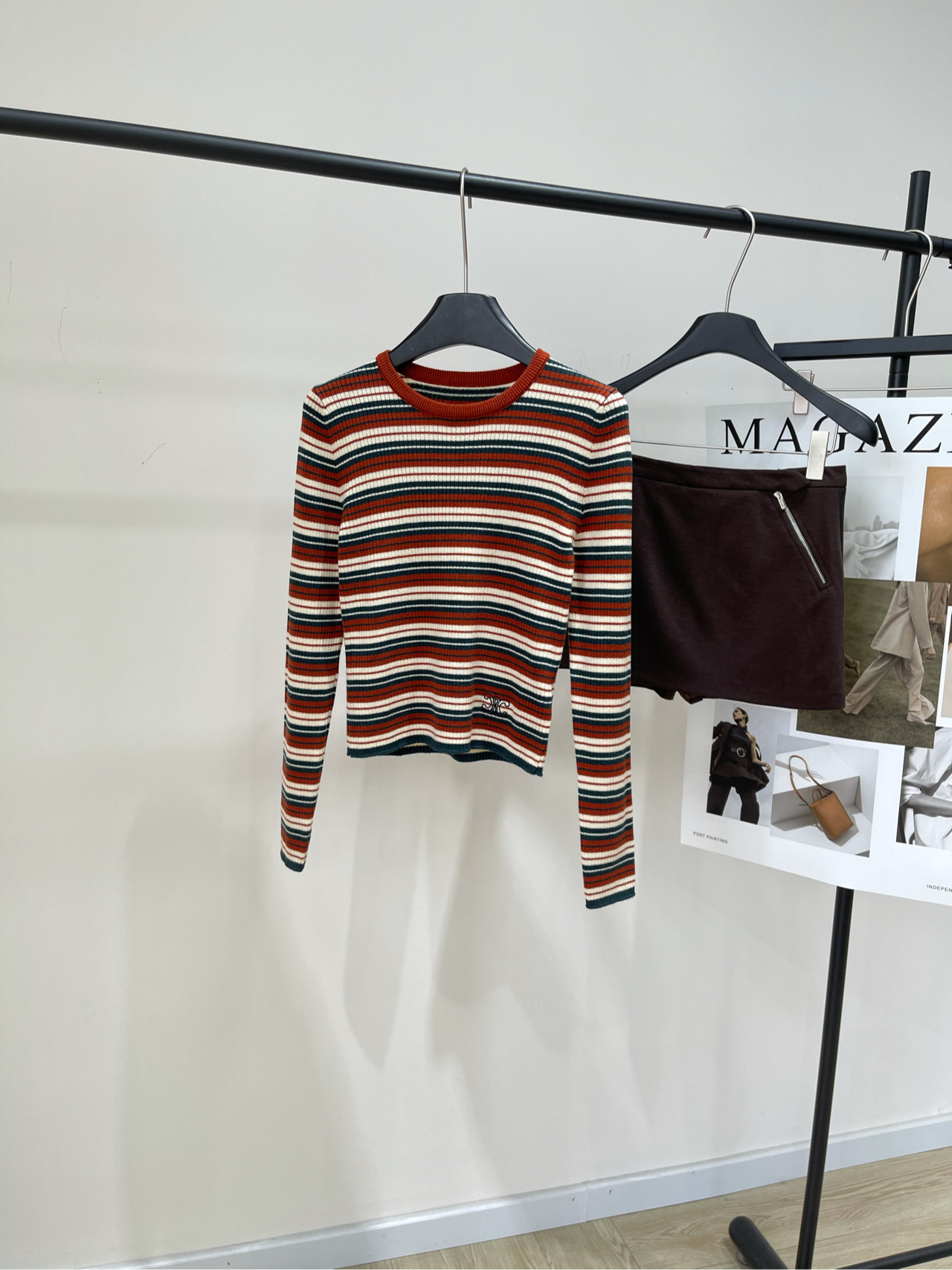 NO:465420,【ce retro brown striped long-sleeved short sweater】, fabric full cotton yarn color brown stripes Celine25 new inspiration for autumn and winter, overall, mainly for real wear, brown striped sweater is eye-catching, slim fit style, exquisite embroidery on the hem, more amazing upper body, small short slim fit design, autumn and winter have some new inspiration for tiling size S shoulder width 33, bust 66 elastic, 47 length, sleeve length 61 M shoulder width 34, bust 70 elastic, 48, sleeve length 62 L shoulder width 35, bust 74 elastic, 49, sleeve length 63 Manual measurement will have 2~3cm errors within the normal range, celine, sweaters, alexander wang19860909【ce复古棕色条纹长袖短款毛衣】 ,面料全棉纱线 颜色棕色条纹 Celine25秋冬新灵感 整体还是以实穿为主 棕色条纹毛衣挂着显眼 修身版型,下摆精美刺绣 上身更惊艳,小短款修身设计 秋冬又有了些新灵感了 平铺尺码 S肩宽33,胸围66弹力,衣长47,袖长61 M肩宽34,胸围70弹力,衣长48,袖长62 L肩宽35,胸围74弹力,衣长49,袖长63 手工测量会有2~3cm误差属于正常范围,,celine,sweaters,alexander wang,Women's clothing