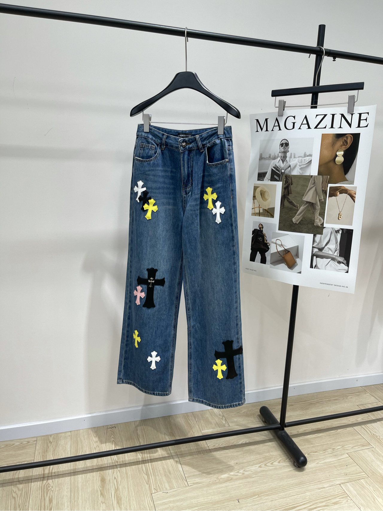 NO:465434,[Croxin Red and Yellow Cross Jeans Trousers], fabric denim cotton, dark blue, Chrome Hea*ts 25FW early autumn new style, colorful cross veneer wash jeans, high-end production! 超级百搭！  All seasons can be sold, a must-see product that cannot be missed!  It looks good to go out with a pair of styles and create a cyberpunk girl anytime and anywhere!  The most dazzling leg sperm on the street!  Flat size S waist circumference 70, hip circumference 96, trouser length 106 M waist circumference 74, hip circumference 100, trouser length 107 L waist circumference 78, hip circumference 104, trouser length 108 Manual measurement will have 2~3cm errors within the normal range, chrome hearts, chrome hearts, jeans, alexander wang19860909【克罗心红黄十字架牛仔长裤】 ,面料牛仔棉 颜色深蓝 Chrome Hea*ts 25FW早秋新款 彩色十字架贴皮水洗牛仔裤 高版出品！超级百搭！四季可盘 不容错过的牛货一枚！ 搭配一双版型就hin好看的出街 随时随地营造赛博朋克风女孩！ 这个街上最耀眼的腿精！ 平铺尺码 S腰围70,臀围96,裤长106 M腰围74,臀围100,裤长107 L腰围78,臀围104,裤长108 手工测量会有2~3cm误差属于正常范围,,chrome hearts,chrome hearts,jeans,alexander wang,Women's clothing