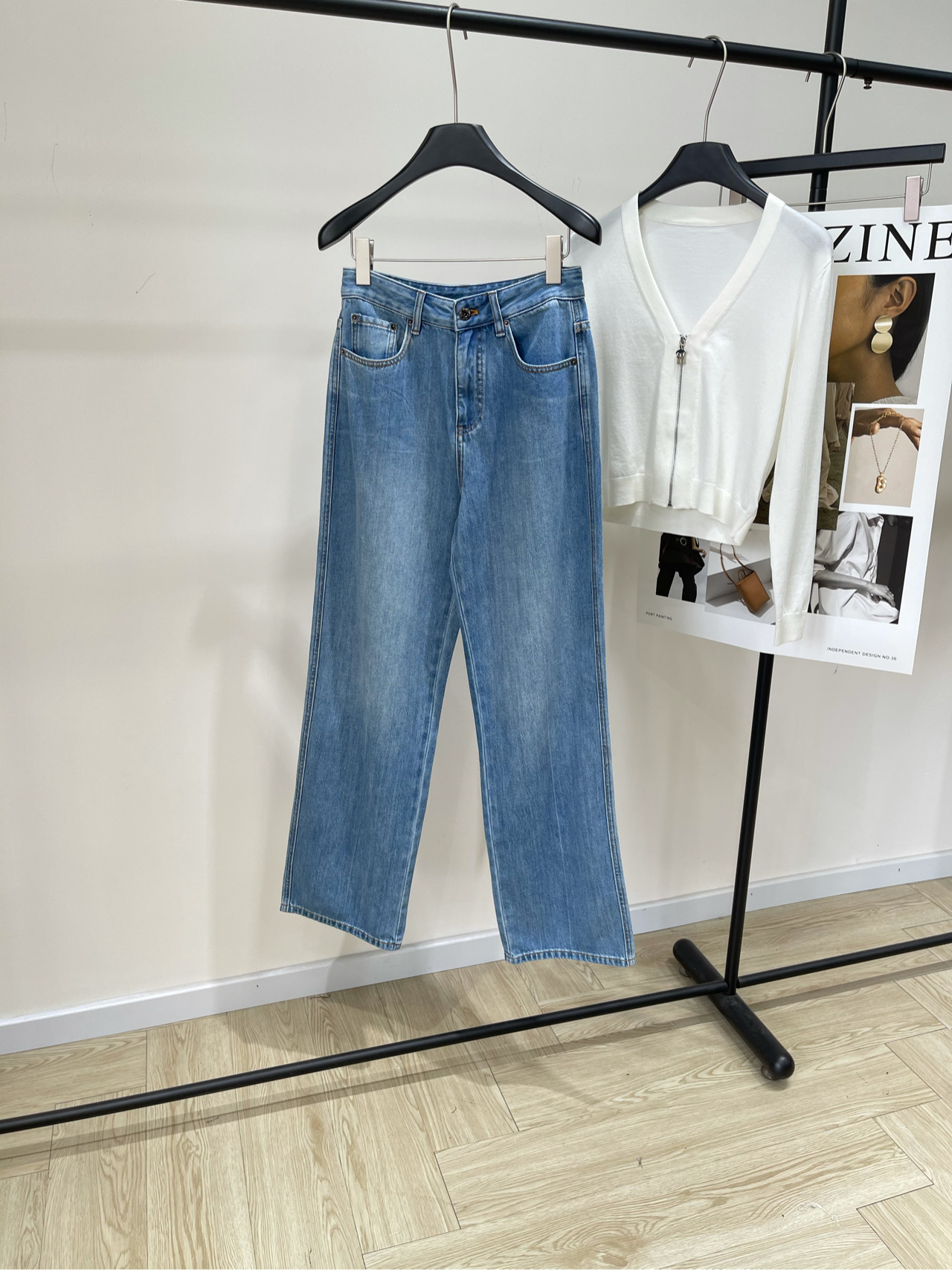 NO:465464,【M light blue patch letter soft denim trousers】, fabric soft denim cotton color denim blue Miu25 spring and summer new style Customized heavy industry fermented washing denim back pocket patch embroidered letters Metal buckle trousers shipped, versatile and comfortable and easy to wear wide-leg style Customized workwear style The trousers fit and not tight, medium and high waist The waist style has been repeatedly adjusted, the fat is closed and comfortable and easy to wear without slimming, Super recognition Customized denim letter metal buckle Zipper head electroplating and restore high quality Flat size S waist 68, hip 100, trouser length 108 M waist 72, hip 104, trouser length 109 L waist 76, hip 108, trouser length 110 Manual measurement will have 2~3cm errors within the normal range, miumiu, alexander wang19860909【M浅蓝贴布字母软牛仔长裤】 ,面料软牛仔棉 颜色牛仔蓝 Miu25春夏新款 定制重工酵洗牛仔后幅口袋贴布刺绣字母 金属扣长裤出货 版型百搭舒适好穿阔腿款式 定制工装风 裤身合身不紧绷,中高腰 腰部版型经过反复调整 收拢赘肉舒适好穿不勒腹 超强辨识度 定制牛仔字母金属扣 拉链头电镀还原高品质 平铺尺码 S腰围68,臀围100,裤长108 M腰围72,臀围104,裤长109 L腰围76,臀围108,裤长110 手工测量会有2~3cm误差属于正常范围,,miumiu,alexander wang,Women's clothing