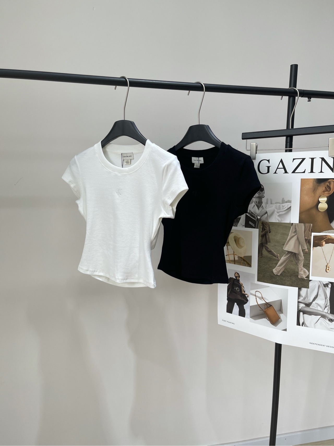 NO:467362,[ck black and white embroidered back waist-exposed short-sleeved T], elastic cotton fabric, white and black color ck2025 summer new style, exquisite embroidery on the chest, waist-exposed design on the back, neat and slim, not loose, modifying the body shape well!  The classic logo is low-key and recognizable, with a sense of fashion. The fabric is good in texture, soft and breathable. It is not stuffy at all in summer. It is very comfortable to wear it in close-fitting!  The key is versatile. It is a refreshing look with jeans. Flat size: S shoulder width 36, bust 74 elastic, garment length 44, sleeve length 11 M shoulder width 37, bust 78 elastic, garment length 45, sleeve length 12 L shoulder width 38, bust 82 elastic, garment length 46, sleeve length 13. Manual measurement will have 2~3cm errors that fall within the normal range, jeans, T-shirt, alexander wang19860909【ck黑白刺绣后背露腰短袖T】 ,面料弹力棉 颜色白色、黑色 ck2025夏季新款,胸口精美刺绣 后背露腰设计,版型利落显瘦,不松垮 修饰身形匀称！ 经典标识低调有辨识度 自带时尚感 面料质感好,柔软透气 夏天穿一点也不闷 贴身传很舒服！关键是百搭 配牛仔裤是一套清爽look 平铺尺码 S肩宽36,胸围74弹力,衣长44,袖长11 M肩宽37,胸围78弹力,衣长45,袖长12 L肩宽38,胸围82弹力,衣长46,袖长13 手工测量会有2~3cm误差属于正常范围,,jeans,T-shirt,alexander wang,Women's clothing