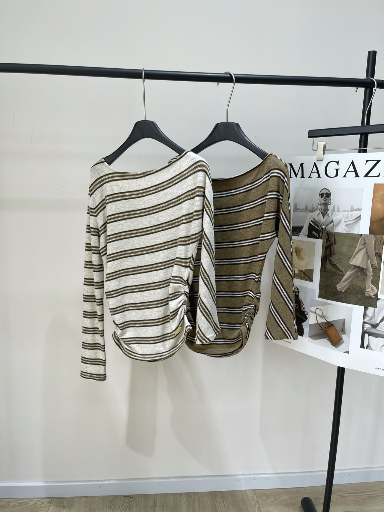 NO:467300,【ot contrasting striped pleated slanted shoulder long sleeve T】, fabric knitted cotton blend color apricot color, dark khaki 25AW new autumn knitted lazy slanted shoulder T-shirt striped top knitted Autumn new knitted lazy slanted shoulder T-shirt slack dressing, cotton and polyester line of texture The oblique shoulder design quietly reveals the shoulder neck line, hiding in laziness The stripes are arranged in an orderly manner, allowing the visual level to extend in simplicity The knitted fabric has a soft touch The micro-elastic attribute fits the body but is not bound. The long sleeves drop naturally drift with the action, pulling the slack atmosphere. Daily outing, with wide-leg pants is casually paced. Change short skirt + belt, and can outline the waist. Interpret the light retro tone. Flat size S bust 90 elasticity, 57 length, 64 M bust 94 elasticity, 58 length, 65 sleeves  L bust 98 elasticity, garment length 59, sleeve length 66, manual measurement will have 2~3cm errors within the normal range, skirts, tees, t-shirt, alexander wang19860909【ot撞色条纹褶皱斜肩长袖T】 ,面料针织棉混纺 颜色杏色、深卡其 25AW 秋季新款针织慵懒斜肩T恤条纹上衣针织衫 秋季新款针织慵懒斜肩T恤 松弛感穿搭,棉与涤麻混纺的质地 斜肩设计悄然展露肩颈线条,慵懒中藏着精致 条纹排列有序,让视觉层次在简约里延伸 针织面料自带柔和触感 微弹属性贴合身形却不束缚 落肩长袖随动作自然垂坠,把松弛氛围拉满 日常出街,配阔腿裤是随性步调 换短裙+腰带,又能勾勒腰肢 诠释轻复古调调 平铺尺码 S胸围90弹力,衣长57,袖长64 M胸围94弹力,衣长58,袖长65 L胸围98弹力,衣长59,袖长66 手工测量会有2~3cm误差属于正常范围,,skirts,tees，t-shirt,alexander wang,Women's clothing