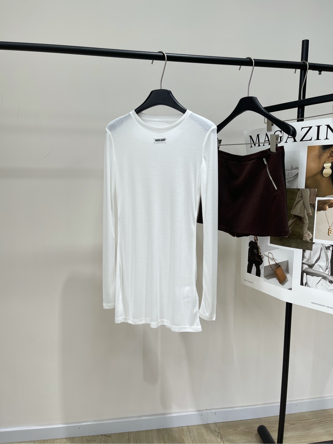 NO:739836,[M white small label see-through elastic T-skirt], made of Tencel stretch cotton, color white, miu2025 classic early spring new simple badge series T, classic white T-skirt, the fabric is particularly soft, silky and skin-friendly. A simple T-skirt with elasticity, can be worn alone or layered. Flat size S shoulder width 38, bust 82 elastic, length 77, sleeve length 69  M shoulder width 39, bust 86 elasticity, length 78, sleeve length 70 L shoulder width 40, chest 90 elasticity, length 79, sleeve length 71 There will be an error of 2~3cm in manual measurement, which is within the normal range,,miumiu,skirts,19860909【M白色小标透视弹力T裙】 ,面料天丝弹力棉 颜色白色 miu2025经典早春新款简约徽章系列T 经典白色T裙 面料特别柔软丝滑亲肤 简简单单的一件t裙 有弹力,单穿或打底叠穿都可以 平铺尺码 S肩宽38,胸围82弹力,衣长77,袖长69 M肩宽39,胸围86弹力,衣长78,袖长70 L肩宽40,胸围90弹力,衣长79,袖长71 手工测量会有2~3cm误差属于正常范围,,miumiu,skirts,,Women's clothing