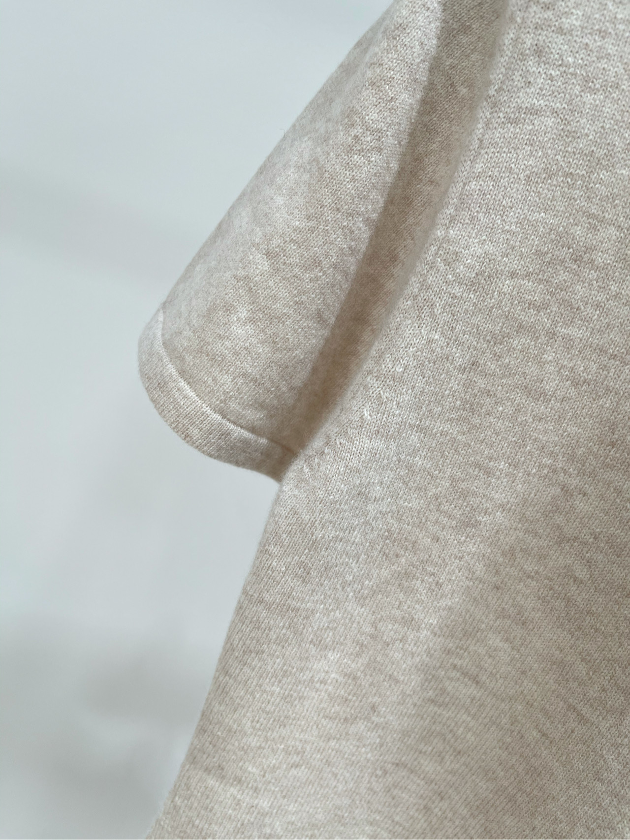 【M燕麦色羊绒高领短袖上衣】🔺，面料：羊绒混纺颜色：燕麦色𝐌𝐈𝐔 𝐌𝐈*｜羊绒高领毛衣25SS早秋新款上