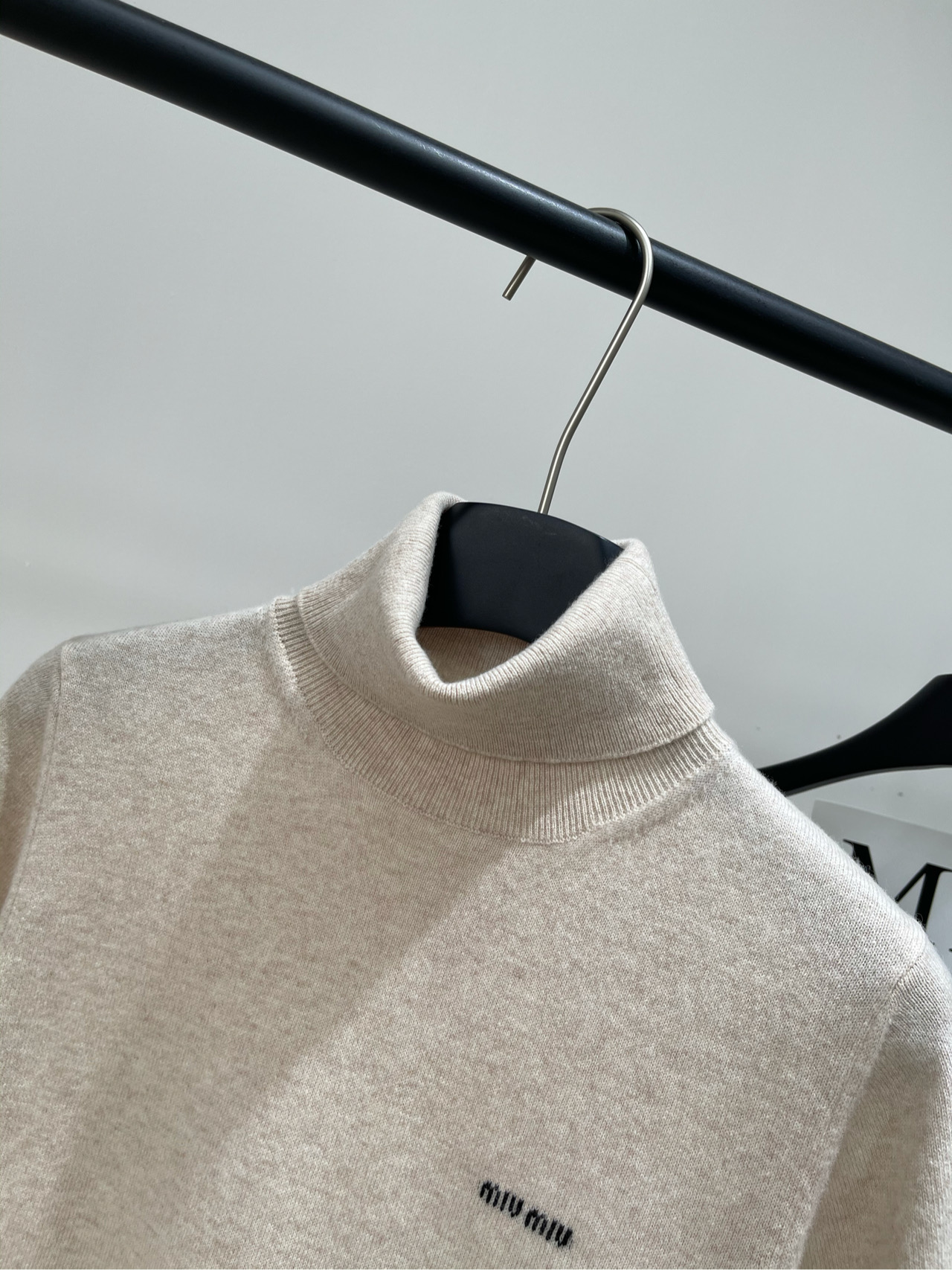 【M燕麦色羊绒高领短袖上衣】🔺，面料：羊绒混纺颜色：燕麦色𝐌𝐈𝐔 𝐌𝐈*｜羊绒高领毛衣25SS早秋新款上