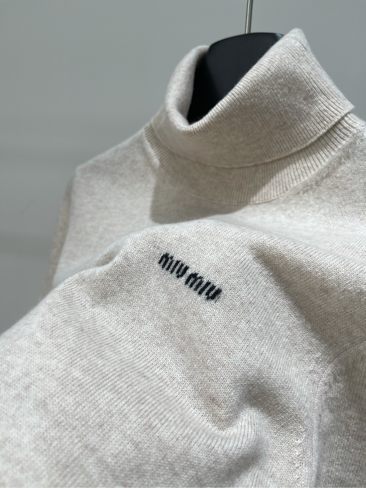 【M燕麦色羊绒高领短袖上衣】🔺，面料：羊绒混纺颜色：燕麦色𝐌𝐈𝐔 𝐌𝐈*｜羊绒高领毛衣25SS早秋新款上