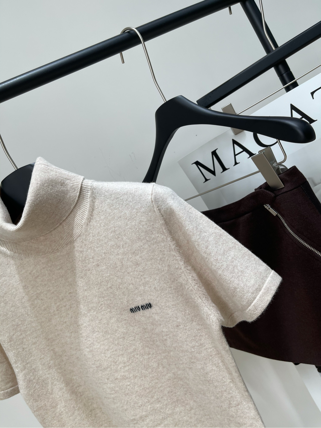 【M燕麦色羊绒高领短袖上衣】🔺，面料：羊绒混纺颜色：燕麦色𝐌𝐈𝐔 𝐌𝐈*｜羊绒高领毛衣25SS早秋新款上