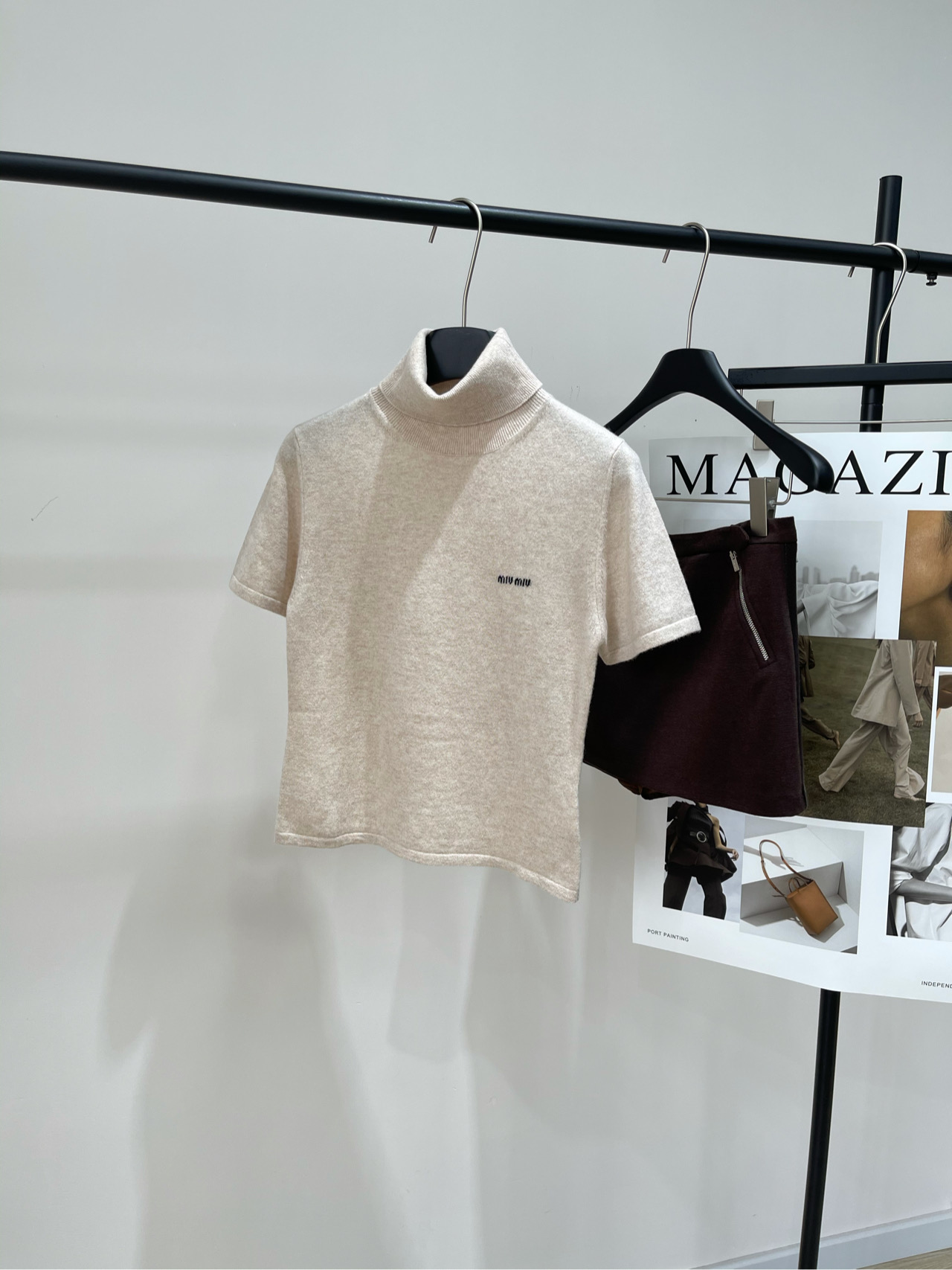 NO:471760,[M oatmeal color cashmere turtleneck short-sleeved top], cashmere blended color oatmeal *｜Cashmere turtleneck sweater 25SS early autumn new style is available!  This soft cashmere sweater combines smooth lines and modern style. Its versatile silhouette adapts to bold layering and matches, evoking a new elegant feminine temperament. Flat size S shoulder width 35, bust 80 elastic, garment length 49, sleeve length 20 M shoulder width 36, bust 84 elastic, garment length 50, sleeve length 21 L shoulder width 37, bust 88 elastic, garment length 51, sleeve length 22. There will be 2~3cm errors in manual measurements, belong to the normal range, sweaters, T-shirt, alexander wang19860909【M燕麦色羊绒高领短袖上衣】 ,面料羊绒混纺 颜色燕麦色 *｜羊绒高领毛衣 25SS早秋新款上新！ 这款柔软的羊绒毛衣结合流畅线条和现代风格 其多功能的廓形适应大胆的层次搭配 唤起一种新的高雅女性气质 平铺尺码 S肩宽35,胸围80弹力,衣长49,袖20 M肩宽36,胸围84弹力,衣长50,袖长21 L肩宽37,胸围88弹力,衣长51,袖长22 手工测量会有2~3cm误差属于正常范围,,sweaters,T-shirt,alexander wang,Women's clothing