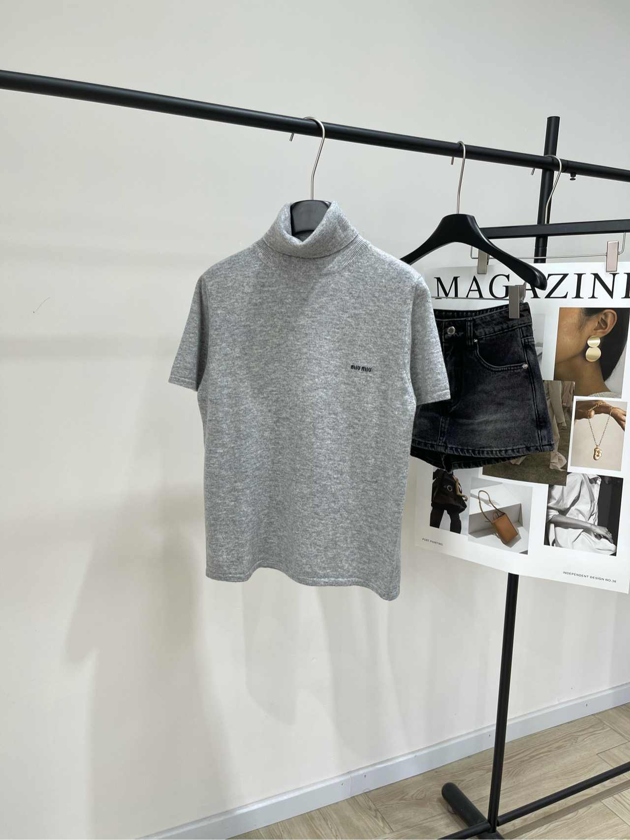 NO:470255,Pt【M flower gray cashmere turtleneck knitted short sleeves】, cashmere blended fabric color flower gray *｜Knitted turtleneck short sleeve top 25SS early autumn new style is available!  This soft cashmere sweater combines smooth lines and modern style. Its versatile silhouette adapts to bold layering and matches, evoking a new elegant feminine temperament. Jersey design, straight-tube style, small loose version. Lazy style. Flat size. S shoulder width 38, bust 96 stretch, 60 length, sleeve length 21 M shoulder width 39, bust stretch, 61 length, sleeve length 22 L shoulder width 40, bust 104 stretch, 62 length, sleeve length 23. Manual measurement will have 2~3cm errors that fall within the normal range, sweaters, T-shirt, alexander wang19860909Pt【M花灰色羊绒高领针织短袖】 ,面料羊绒混纺 颜色花灰色 *｜针织高领短袖上衣 25SS早秋新款上新！ 这款柔软的羊绒毛衣结合流畅线条与现代风格 其多功能的廓形适应大胆的层次搭配 唤起一种全新的高雅女性气质 平针织设计,直筒版型,小宽松版 慵懒范儿 平铺尺码 S肩宽38,胸围96弹力,衣长60,袖长21 M肩宽39,胸围弹力,衣长61,袖长22 L肩宽40,胸围104弹力,衣长62,袖长23 手工测量会有2~3cm误差属于正常范围,,sweaters,T-shirt,alexander wang,Women's clothing