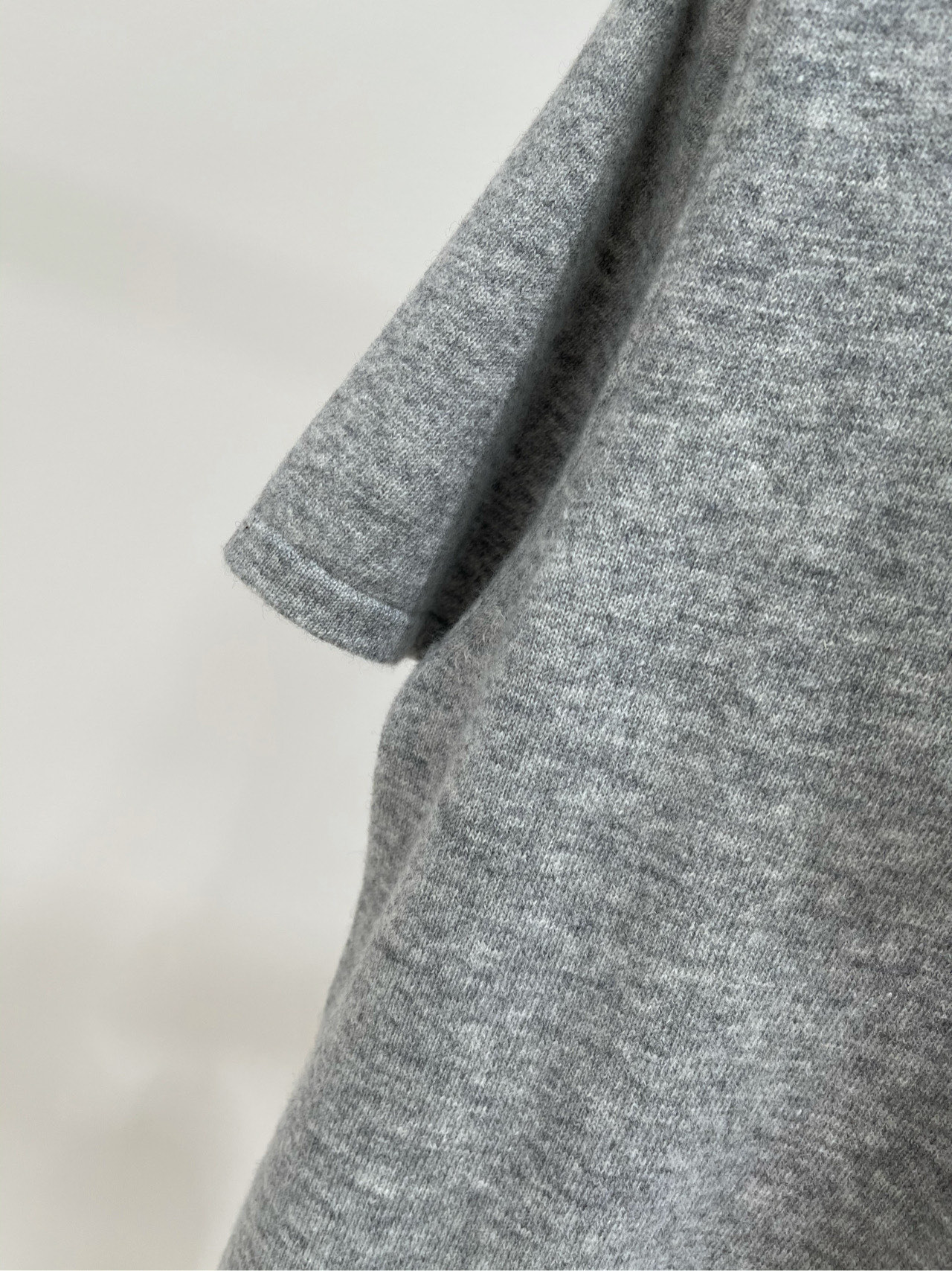 【M花灰色羊绒高领针织短袖】🔺，面料：羊绒混纺颜色：花灰色𝐌𝐈𝐔 𝐌𝐈*｜针织高领短袖上衣25SS早秋新