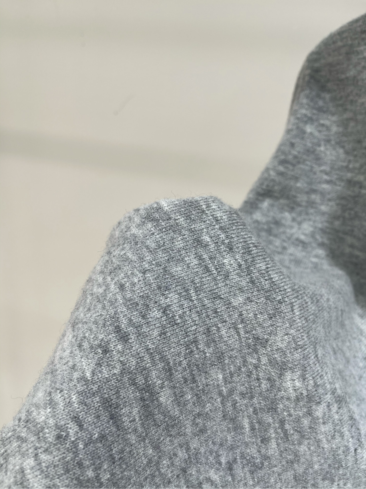 【M花灰色羊绒高领针织短袖】🔺，面料：羊绒混纺颜色：花灰色𝐌𝐈𝐔 𝐌𝐈*｜针织高领短袖上衣25SS早秋新