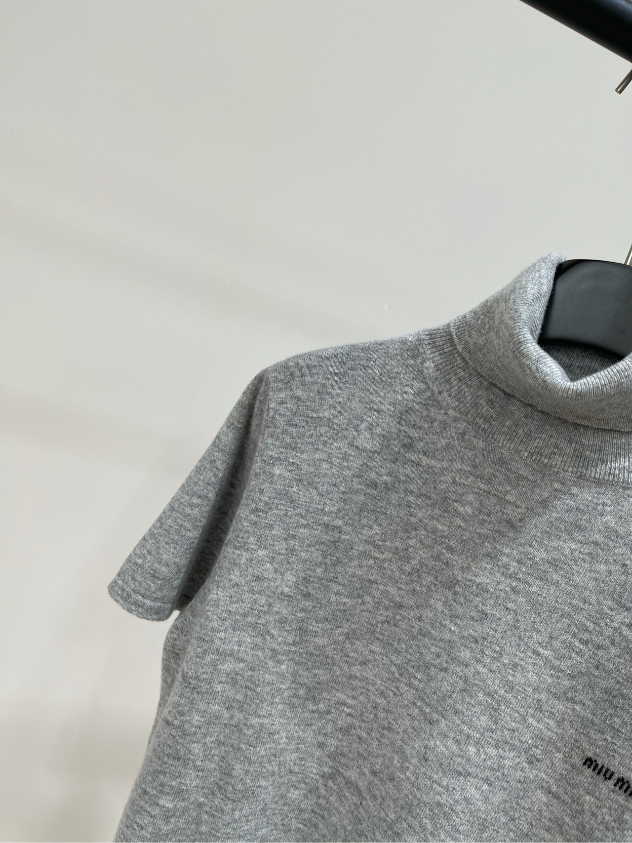 【M花灰色羊绒高领针织短袖】🔺，面料：羊绒混纺颜色：花灰色𝐌𝐈𝐔 𝐌𝐈*｜针织高领短袖上衣25SS早秋新