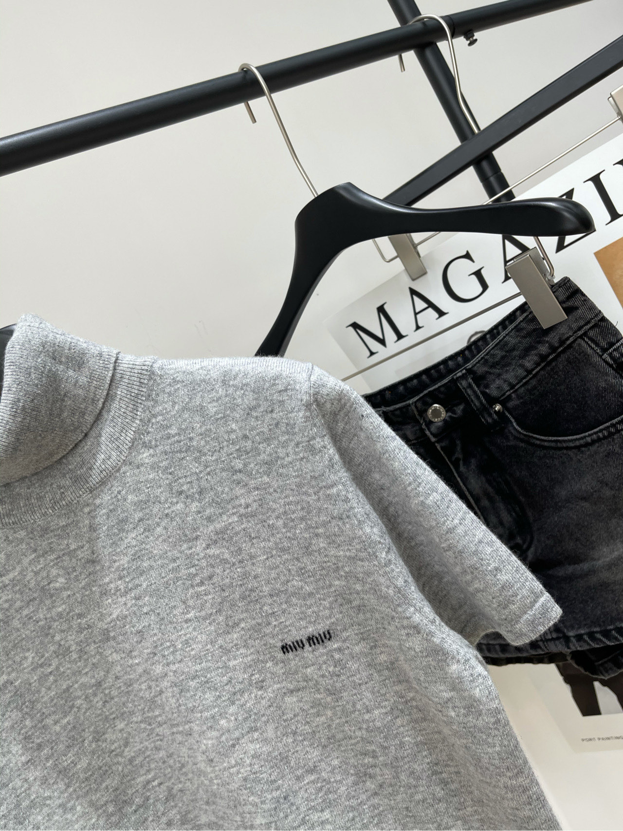 【M花灰色羊绒高领针织短袖】🔺，面料：羊绒混纺颜色：花灰色𝐌𝐈𝐔 𝐌𝐈*｜针织高领短袖上衣25SS早秋新