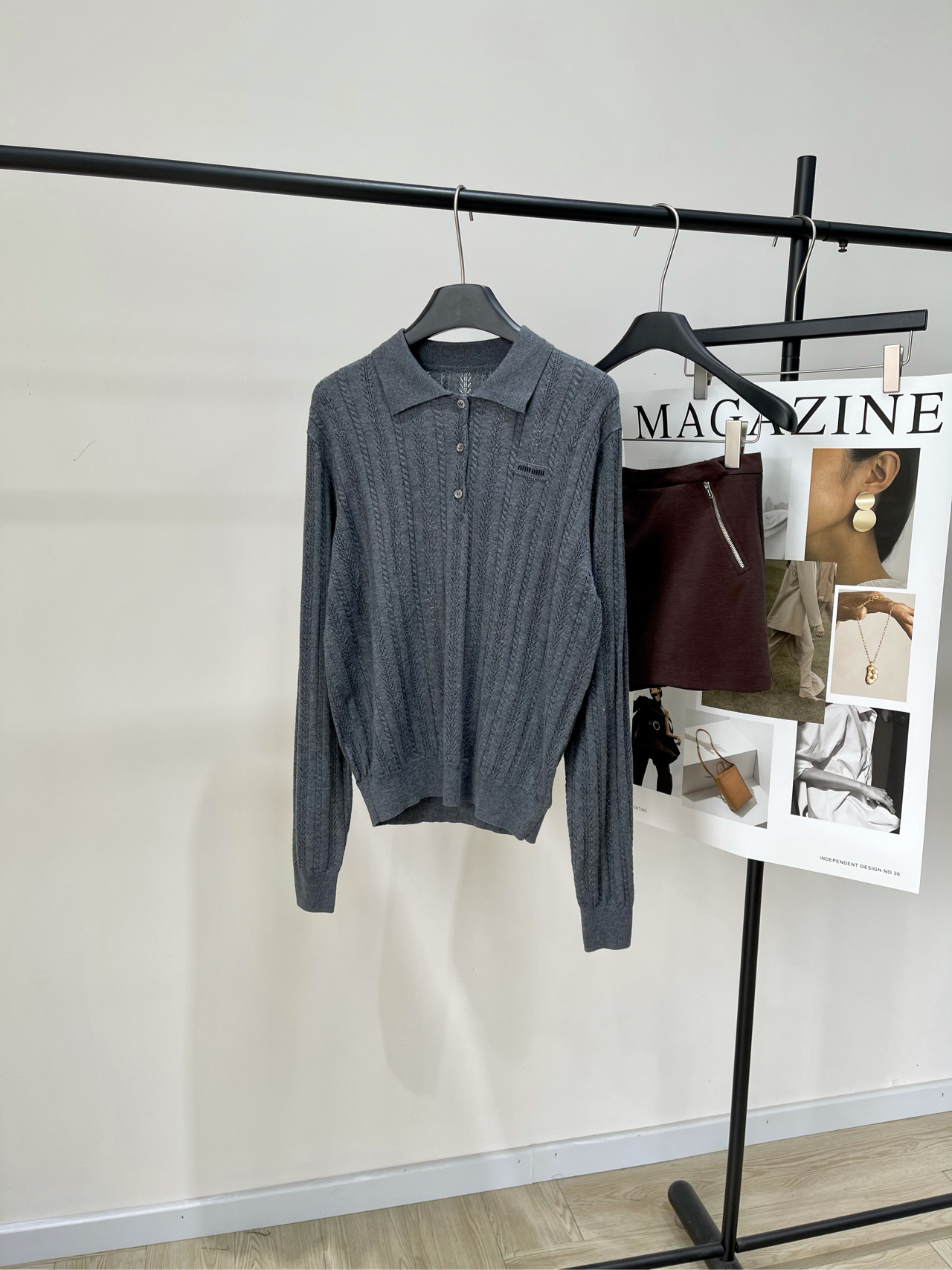 NO:470267,[M gray hollow three-button polo sweater], fabric cashmere blended color gray *｜Cashmere Polo sweater 25SS early autumn new style is available!  A delicate item that exudes feminine charm. This soft cashmere Polo sweater features exquisite hollow knitted and twist knitted patterns to highlight its lightness and delicate nature. Flat size S shoulder width 41, bust 100 elasticity, garment length 60, sleeve length 68 M shoulder width 42, bust 104 elasticity, garment length 61, sleeve length 69 L shoulder width 43, bust 108 elasticity, garment length 62, sleeve length 70 Manual measurement will have 2~3cm errors within the normal range, sweaters, alexander wang19860909【M灰色镂空三扣polo针织衫】 ,面料羊绒混纺 颜色灰色 *｜羊绒Polo毛衣 25SS早秋新款上新！ 一款散发女性魅力的精致单品 这款柔软的羊绒Polo毛衣 以精致的镂空针织和麻花针织图案为特色 突显其轻盈和细腻的本质 平铺尺码 S肩宽41,胸围100弹力,衣长60,袖长68 M肩宽42,胸围104弹力,衣长61,袖长69 L肩宽43,胸围108弹力,衣长62,袖长70 手工测量会有2~3cm误差属于正常范围,,sweaters,alexander wang,Women's clothing