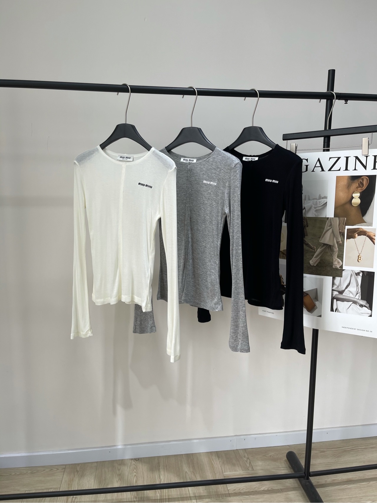 NO:471764,[M three-color letter embroidery mid-seam long sleeve T], fabric tensil wool color white, gray, black Miumi* 25Fw early autumn new style micro-label embroidered wool long sleeve base shirt high-end production!  Cloud comfort series!  Whoever wears the upper body feels comfortable!  Embroidered letter design The fabric is super elastic!  Classic colors are both daily and high-end, and are a must-have for daily outfits!  Flat size S shoulder width 36, bust 74 elastic, garment length 58, sleeve length 68 M shoulder width 37, bust 78 elastic, garment length 59, sleeve length 69 L shoulder width 38, bust 82 elastic, garment length 60, sleeve length 70 Manual measurement will have 2~3cm errors within the normal range, miumiu, alexander wang19860909【M三色字母刺绣中缝长袖T】 ,面料天丝羊毛 颜色白色、灰色、黑色 Miumi* 25Fw早秋新款 微标刺绣毛边天丝羊毛长袖打底衫 高版出品！云感舒适系列！ 上身的触感谁穿谁知道的舒服！ 刺绣字母设计 面料弹力超级好！ 经典颜色都是日常又高级,日常穿搭必备！ 平铺尺码 S肩宽36,胸围74弹力,衣长58,袖长68 M肩宽37,胸围78弹力,衣长59,袖长69 L肩宽38,胸围82弹力,衣长60,袖长70 手工测量会有2~3cm误差属于正常范围,,miumiu,alexander wang,Women's clothing