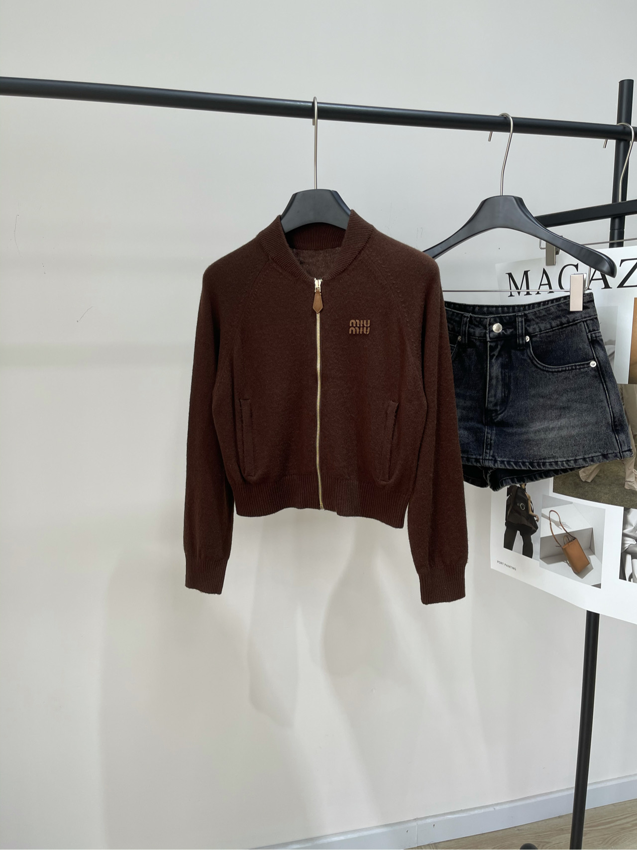 NO:472760,[M brown leather label letter baseball knit cardigan], fabric cashmere blended color brown mi* home 25 autumn new custom letter knit cardigan baseball uniform zipper short jacket top is coming!  A must-have artifact coat for white, rich and beautiful women!  The versatile and versatile slim fit style makes you look super slim, giving you an instant charming curve. Imported yarn, super comfortable texture, and full of quality between touch. Retro temperament and fashionable sense are perfectly blended, full of high-end feeling. Customized metal hardware zippers, exquisite and durable. The upper body is huge and slim. Cashmere material, soft and skin-friendly, giving you the ultimate wearing experience. The elegance and high-end feeling of celebrities are fully displayed on this jacket. Flat size S raboscrews, bust 86 stretch, 45 length, rotator sleeve length 65 M raboscrews, bust 90 stretch, 46 length, rotator sleeve length 66 L raboscrews, bust 94 stretch, 47 length, rotator sleeve length 67. There will be 2~3cm errors in manual measurements, belong to the normal range,, jackets & coats, alexander wang19860909【M咖色皮标字母棒球针织开衫】 ,面料羊绒混纺 颜色咖色 mi*家 25年秋季新款定制字母针织开衫 棒球服版型拉链短外套上衣闪亮登场啦！ 白富美必入的神器外套！ 万能百搭的修身版型,超级显瘦 让你瞬间拥有迷人曲线 进口纱线,质感超舒适,触摸之间尽显品质. 复古气质与时髦感完美融合,高级感十足 定制金属五金拉链,精致又耐用 版型上身巨显瘦 山羊绒材质,柔软亲肤 给你极致的穿着体验 名媛少女的优雅与高级感在这件外套上 展现得淋漓尽致 平铺尺码 S插肩袖,胸围86弹力,衣长45,肩袖长65 M插肩袖,胸围90弹力,衣长46,肩袖长66 L插肩袖,胸围94弹力,衣长47,肩袖长67 手工测量会有2~3cm误差属于正常范围,,jackets & coats,alexander wang,Women's clothing