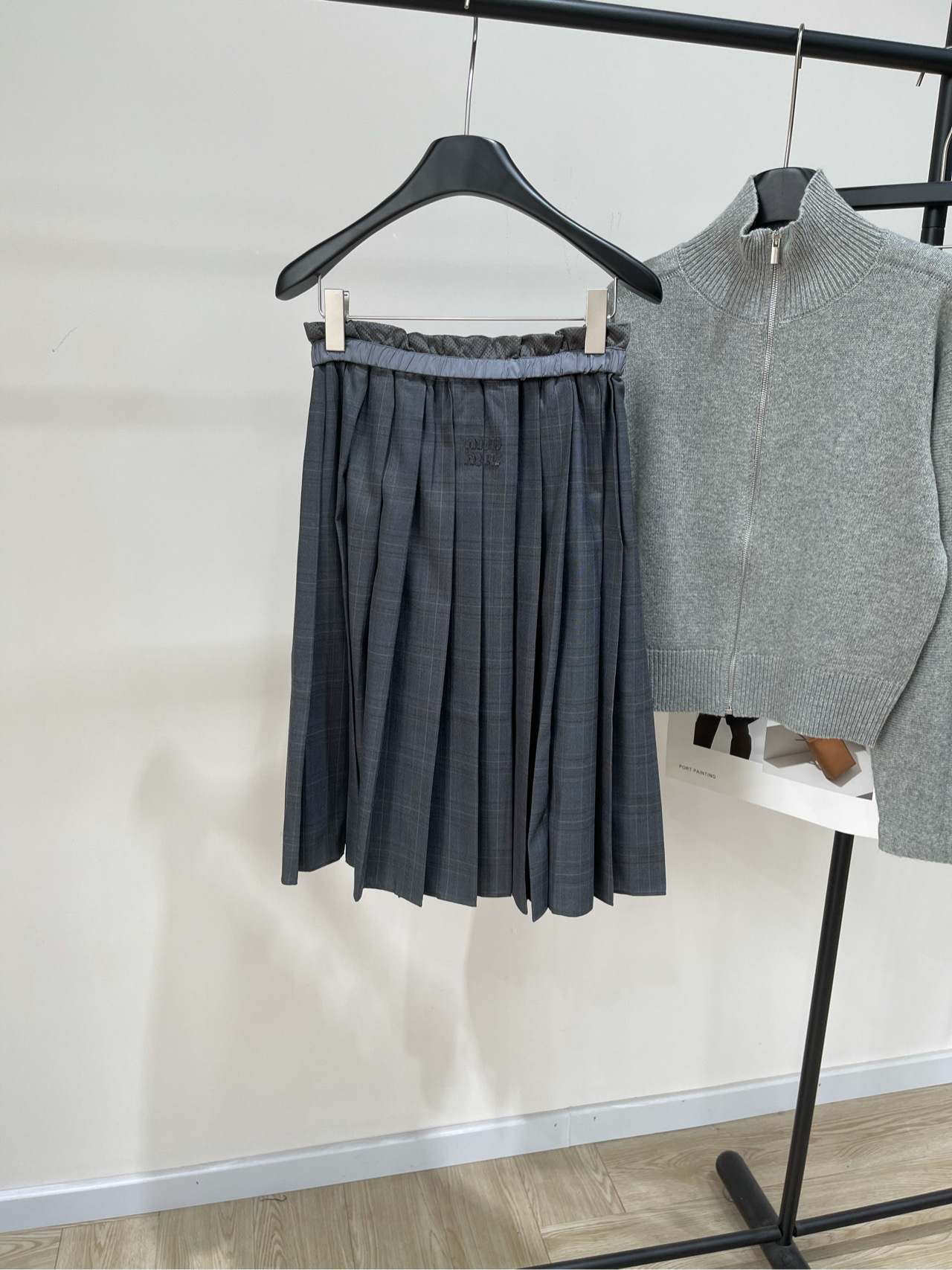 NO:472768,【M gray fine grid mesh outward mid-length skirt】, fabric 50 worsted wool color gray Miu25 autumn new French elegant custom contrasting plaid mesh lined patch embroidered letters pleated skirt shipped using customized wool fabrics randomly shaping various styles Applied embroidered letters matching temperament white and beautiful outfits very white Super age-reducing artifact Exclusive three-dimensional tailoring design S waist 62 elasticity, skirt length 62 M waist 66 elasticity, skirt length 63 L waist 70 elasticity, skirt length 64 manual measurement will have 2~3cm errors belong to the normal range, miumiu, skirt, skirt19860909【M灰色细格网面外翻中长裙】 ,面料50精纺羊毛 颜色灰色 Miu25秋季新款 法式优雅定制撞色格纹 网纱内衬贴布刺绣字母 褶皱半裙出货 采用定制羊毛面料 随意塑造各种风格 贴布刺绣字母搭配 气质白富美 穿搭非常显白 超级减龄神器 独家立体剪裁设计 显瘦且高级 平铺尺码 S腰围62弹力,裙长62 M腰围66弹力,裙长63 L腰围70弹力,裙长64 手工测量会有2~3cm误差属于正常范围,,miumiu,skirts,alexander wang,Women's clothing