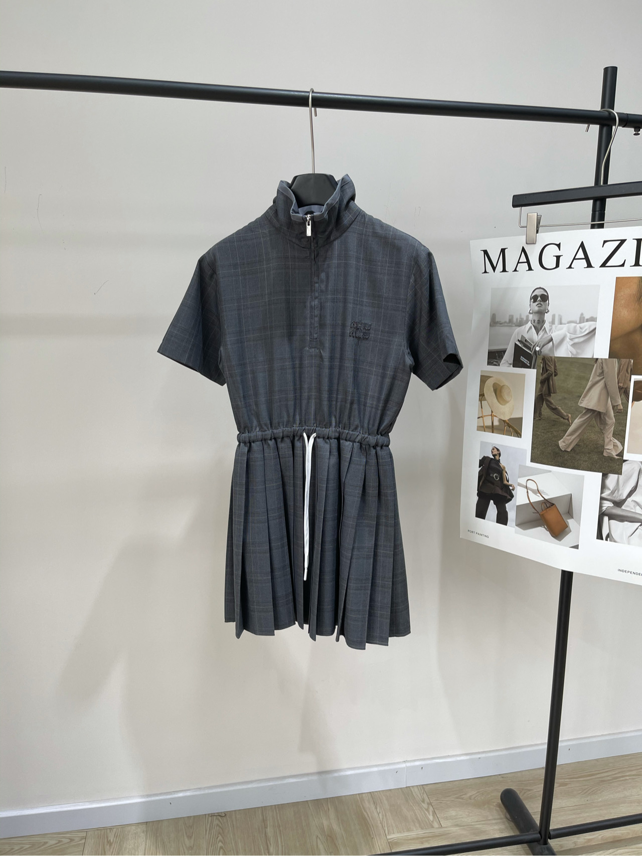 NO:473670,[M gray fine lattice half zipper waist short-sleeved skirt], fabric 50 worsted wool color gray *｜ Half high neck zipper dress 25SS early autumn new style is available!  The formal essence of Prince of Wales checking shows a youthful attitude in the lines of this dress. The combination of the pleated skirt and the technical details inspired by sportswear. In contrast, it reflects Miu's experimental vision. Flat size S shoulder width 43, bust 88, waist 60 elasticity, skirt length 79 M shoulder width 44, bust 92, waist 64 elasticity, skirt length 80 L shoulder width 45, bust 96, waist 68 elasticity, skirt length 81 Manual measurement will have 2~3cm errors within the normal range, miumiu, skirt, T-shirt, alexander wang19860909【M灰细格半拉链收腰短袖裙】 ,面料50精纺羊毛 颜色灰色 *｜半高领拉链连衣裙 25SS早秋新款上新！ 威尔士亲王格纹的正式精髓 在这款连衣裙的线条中展现出年轻态度 搭配褶皱裙摆和受运动服启发的技术细节 形成对比,体现了Miu 的实验性视野 平铺尺码 S肩宽43,胸围88,腰围60弹力,裙长79 M肩宽44,胸围92,腰围64弹力,裙长80 L肩宽45,胸围96,腰围68弹力,裙长81 手工测量会有2~3cm误差属于正常范围,,miumiu,skirts,T-shirt,alexander wang,Women's clothing