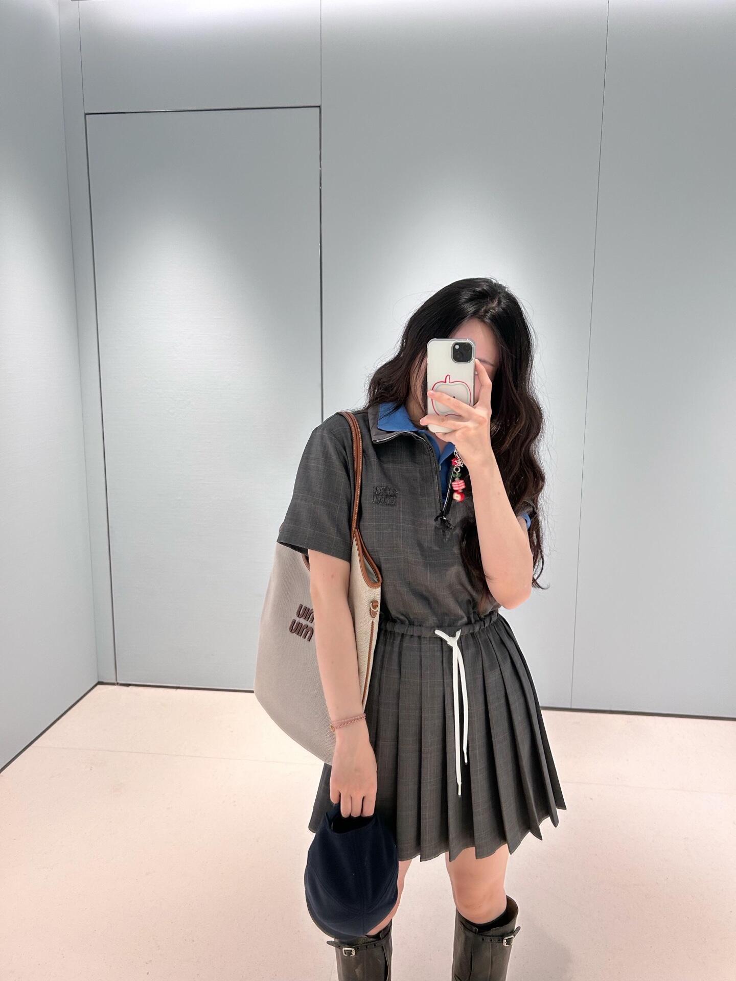 NO:473676,Dark gray pleated dress with a youthful campus feel, waist-closing drawstring design retains a slack feeling, not too restrictive, suitable for daily shopping and easy dates, skirts, alexander wang19860909深灰色百褶连衣裙,自带青春校园感,收腰抽绳设计保留松弛感,不会太拘谨,像日常逛街、轻松约会都适配,,skirts,alexander wang,Women's clothing
