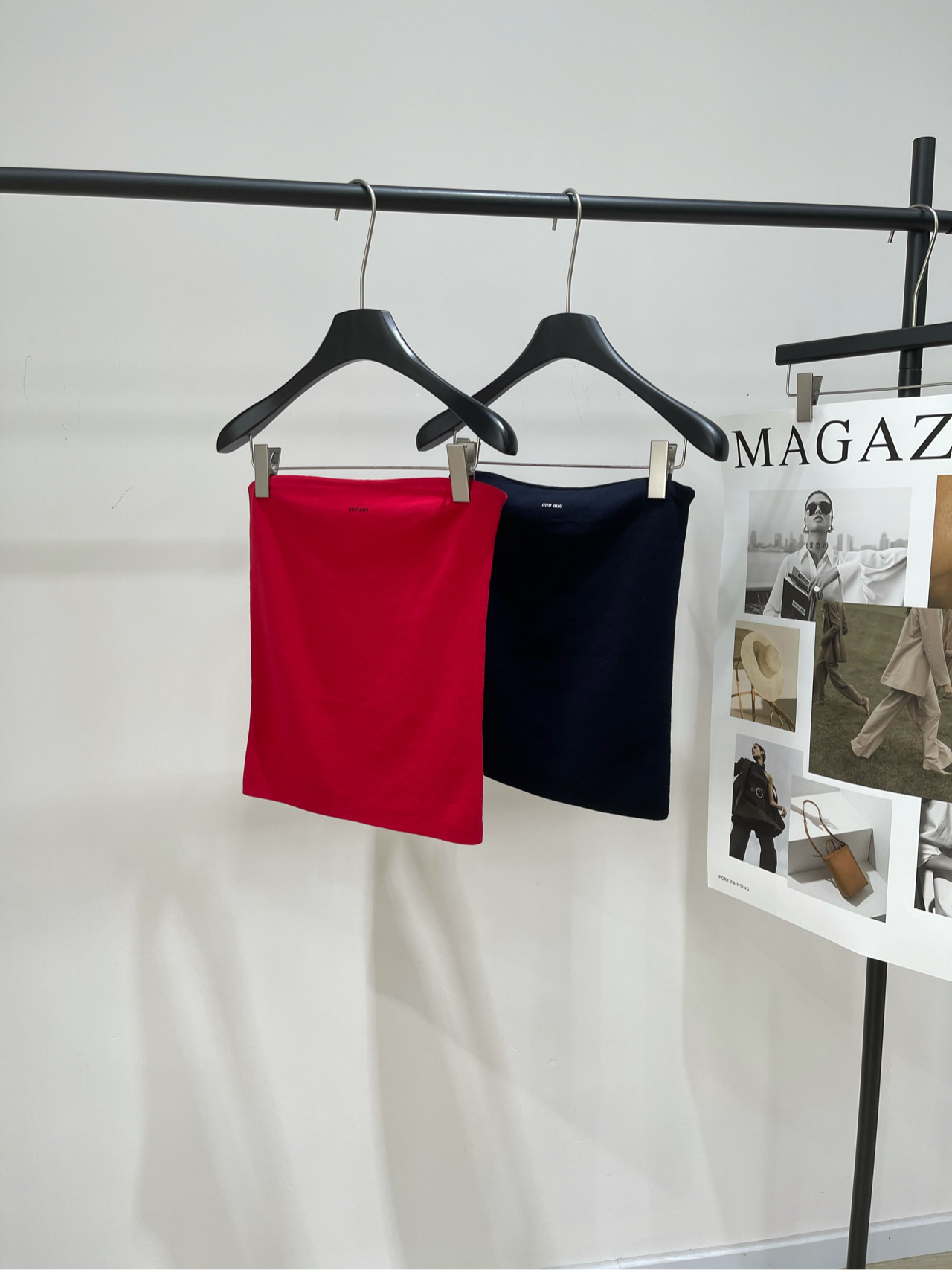 NO:473682,[M solid color small-label knitted strap top], fabric is all cotton, color red, hidden blue *｜ Cotton knitted strap top 25SS early autumn new model is available!  This soft cotton strapless combines simple lines and modern style. Its multifunctional silhouette is suitable for bold layering and evokes a new and elegant feminine temperament. Flat size S bust 66 stretch, 37 M bust 70 stretch, 38 L bust 74 stretch, 39 length, 2~3cm errors are included in the normal range, alexander wang19860909【M纯色小标针织抹胸上衣】 ,面料全棉 颜色红色、藏蓝 *｜棉针织抹胸上衣 25SS早秋新款上新！ 这款柔软棉质抹胸结合简约线条与现代风格 其多功能廓形适应大胆叠穿 唤起崭新高雅的女性气质 平铺尺码 S胸围66弹力,衣长37 M胸围70弹力,衣长38 L胸围74弹力,衣长39 手工测量会有2~3cm误差属于正常范围,,alexander wang,Women's clothing