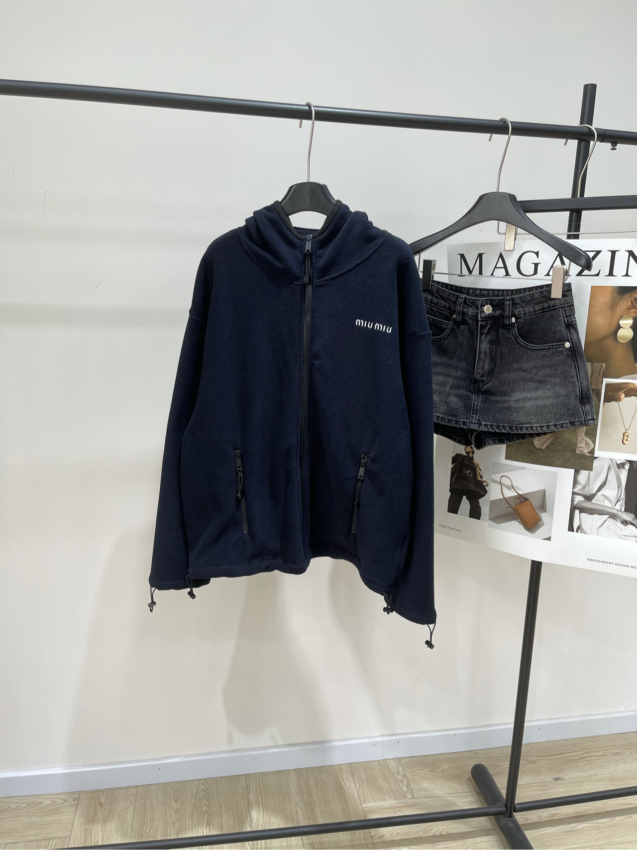 NO:473698,[M hidden blue fleece hooded zipper jacket], fabric fleece color hidden blue *｜ fleece jacket, hooded 25SS early autumn new model is available!  The thickness and texture of classic cotton fleece creates a new style of clothing with iconic aesthetics and real experimental spirit, waist-closing elastic hem, zipper opening and closing, loose style, not picky. Flat size S shoulder width 59, bust 132, garment length 66, sleeve length 58 M shoulder width 60, bust 136, garment length 68, sleeve length 59 L shoulder width 61, bust 140, garment length 70, sleeve length 60. There will be 2~3cm errors in manual measurements, belong to the normal range, Jackets & coats, hats, alexander wang19860909【M藏蓝摇粒绒连帽拉链外套】 ,面料摇粒绒 颜色藏蓝 *｜摇粒绒外套,连帽款 25SS早秋新款上新！ 经典棉质抓绒的厚度与质感 打造出具有标志性美学和真实实验精神的新款服装,收腰弹性下摆,拉链开合 版型宽松,不挑人 平铺尺码 S肩宽59,胸围132,衣长66,袖长58 M肩宽60,胸围136,衣长68,袖长59 L肩宽61,胸围140,衣长70,袖长60 手工测量会有2~3cm误差属于正常范围,,jackets & coats,hats,alexander wang,Women's clothing