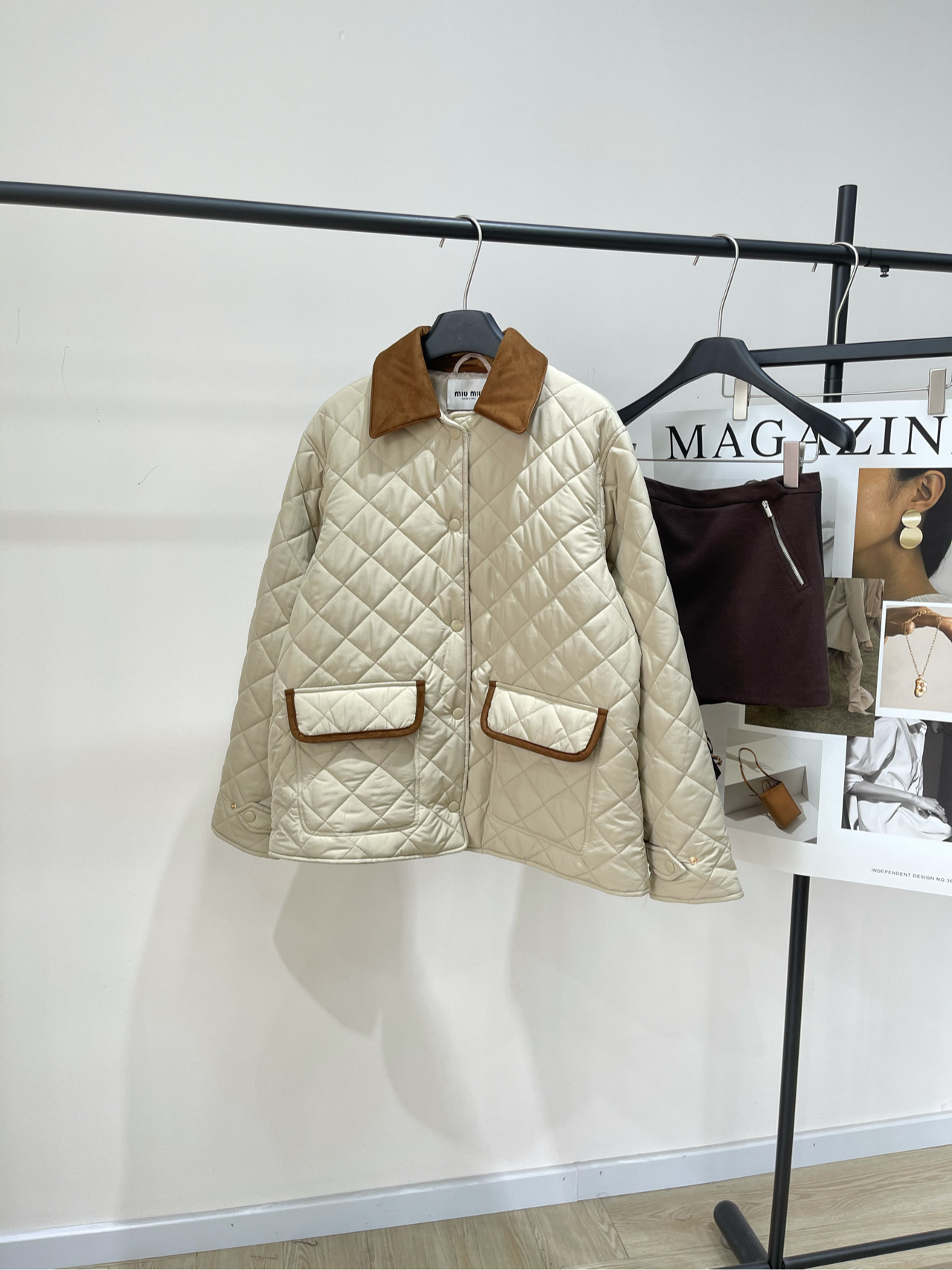 NO:473673,[M apricot color coffee-collar plaid cotton jacket], fabric polyester fiber + cotton color apricot color *｜ Diamond-shaped long jacket, 25SS early autumn new style is available!  Reinterpretation of classic jackets This loose jacket stands out with a light texture and soft Oversize style, complementing soft tones and suede details. Flat size S shoulder width 47, bust 116, garment length 68, sleeve length 60 M shoulder width 48, bust 120, garment length 69, sleeve length 61 L shoulder width 49, bust 124, garment length 70, sleeve length 62. There will be 2~3cm errors in manual measurements, which are within the normal range, versace, jackets & coats, jackets & coats, chamois leather, alexander wang19860909【M杏色咖领格子棉服外套】 ,面料聚酯纤维+棉 颜色杏色 *｜菱格翻暗扣长款外套 25SS早秋新款上新！ 经典夹克的重新诠释 这款宽松夹克 以轻盈质感和柔软的Oversize版型脱颖而出 与柔和色调和麂皮细节相得益彰 平铺尺码 S肩宽47,胸围116,衣长68,袖长60 M肩宽48,胸围120,衣长69,袖长61 L肩宽49,胸围124,衣长70,袖长62 手工测量会有2~3cm误差属于正常范围,,versace,jackets & coats,jackets & coats,chamois leather,alexander wang,Women's clothing