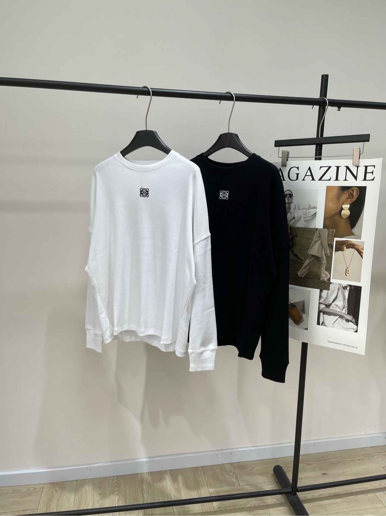 NO:473689,[loe black and white cable embroidery loose long-sleeved T], fabric cotton + spandex, color white, black LOEWE limited | This set of slack feels full ||ootd The little hedgehog series released by Luo Yiwei this year is really miserable!  !  The meaning is also very good. It can not only adapt to different environments but also maintain its own characteristics. Just like the current situation, we can fight external difficulties in a tough state, and treat family and friends with the softest posture. Flat size S shoulder width 69, bust 124, garment length 63, sleeve length 47 M shoulder width 70, bust 128, garment length 65, sleeve length 48 L shoulder width 71, bust 132, garment length 67, sleeve length 49 Manual measurement will have 2~3cm errors within the normal range, loewe, loewe, alexander wang19860909【loe黑白绞花刺绣宽松长袖T】 ,面料棉+氨纶 颜色白色、黑色 LOEWE限定|这套松弛感拉满了吧||ootd 罗意威今年出的小刺猬系列真的乖惨！！ 寓意也很好既能适应不同的环境 又能保持自己的特性 正如同当下的我们 能以坚韧的状态对抗外界困难 又会以最柔软之姿对待家人挚友 平铺尺码 S肩宽69,胸围124,衣长63,袖长47 M肩宽70,胸围128,衣长65,袖长48 L肩宽71,胸围132,衣长67,袖长49 手工测量会有2~3cm误差属于正常范围,,loewe,loewe,alexander wang,Women's clothing