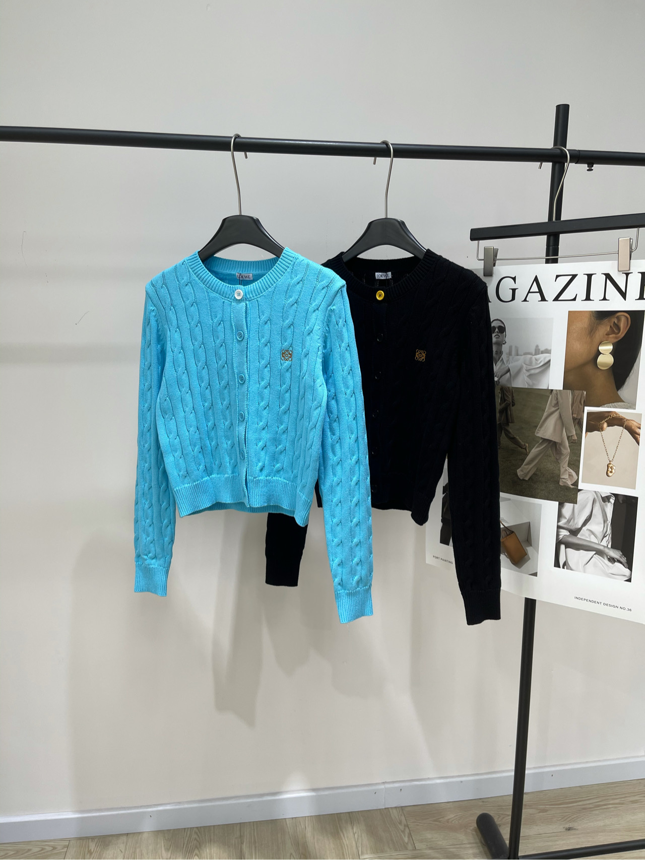 NO:473697,[loe logo embroidered twisted round neck long-sleeved cardigan] All-cotton fabric, blue and black, 2025 autumn new twisted twisted cardigan, blue knitted cardigan is fresh and vibrant, and the multi-color buttons add a sense of exquisiteness and fashion to the overall shape. Pure cotton fabric, twisted tissue, not easy to deform, iconic embroidery logo, logo lettering button, must-have for early autumn. Flat size S shoulder width 37, bust 86 stretch, 48, sleeve length 63 M shoulder width 38, bust 90 stretch, 49, sleeve length 64 L shoulder width 39, bust 94 stretch, 50, sleeve length 65. Manual measurement will have 2~3cm errors within the normal range, loewe, alexander wang19860909【loe徽标刺绣麻花圆领长袖开衫】 面料全棉 颜色蓝色、黑色 2025秋季新款麻花开衫 蓝色针织开衫清新活力显白 多色纽扣更是为整体造型增添了一份精致与时尚感 纯棉面料,绞花组织,不易变形, 标志性刺绣徽标, logo刻字纽扣,早秋必备 平铺尺码 S肩宽37,胸围86弹力,衣长48,袖长63 M肩宽38,胸围90弹力,衣长49,袖长64 L肩宽39,胸围94弹力,衣长50,袖长65 手工测量会有2~3cm误差属于正常范围,,loewe,alexander wang,Women's clothing